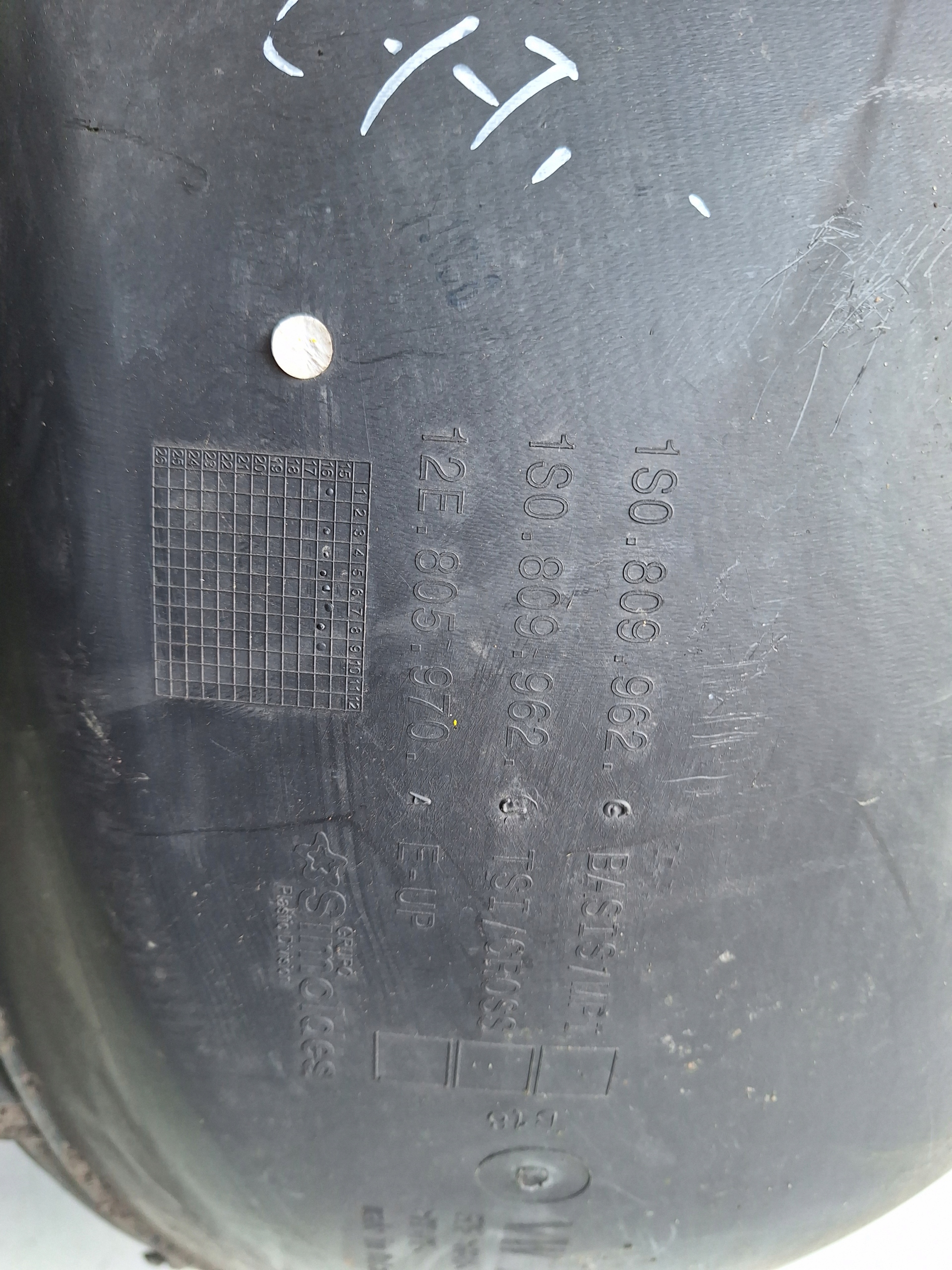 VOLKSWAGEN UP LIFT 16-22 mudguard front right