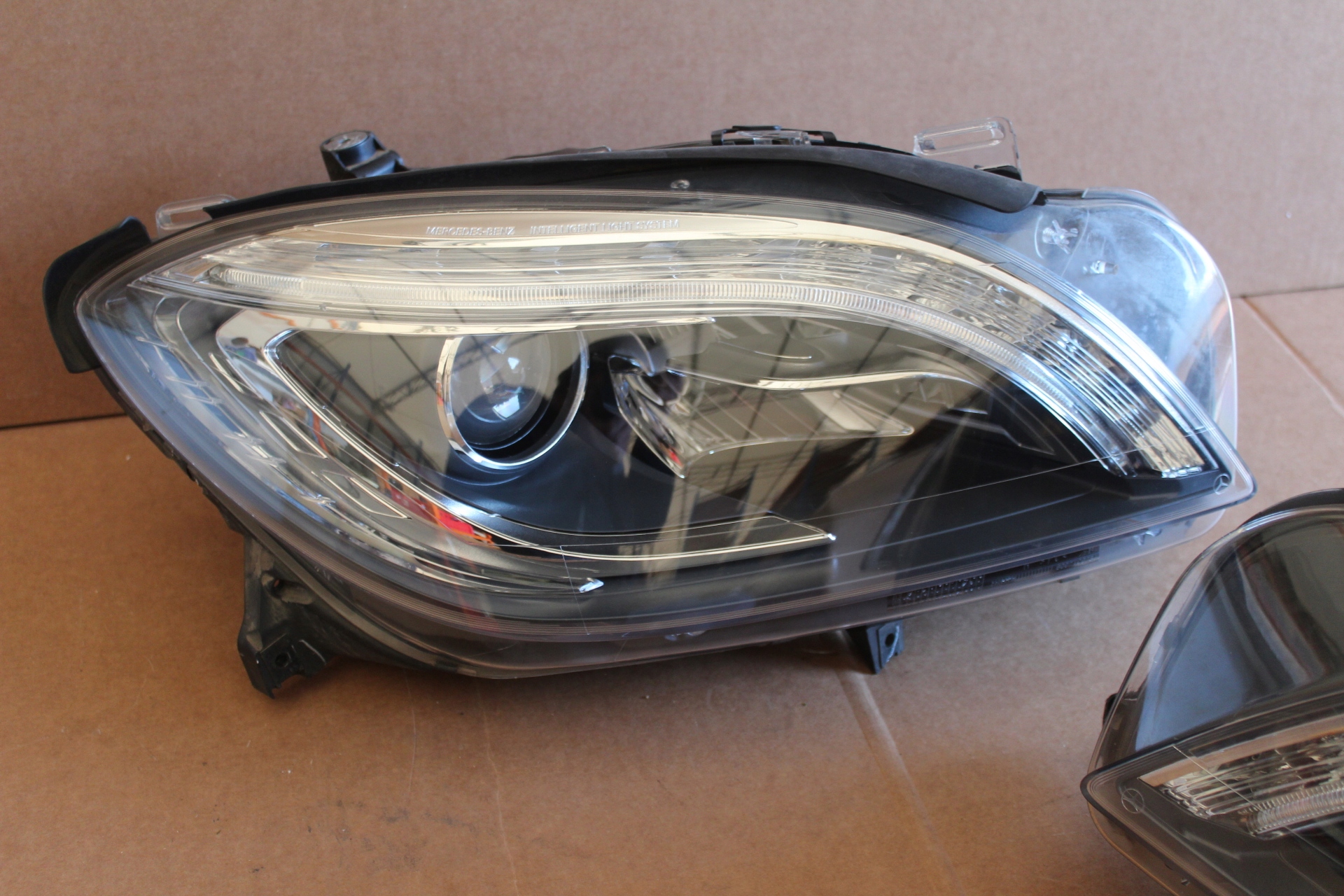 Reflektory lampy przód komplet Mercedes GLE ML 166 Jakość części (zgodnie z GVO) O - oryginał z logo producenta pojazdu (OE)