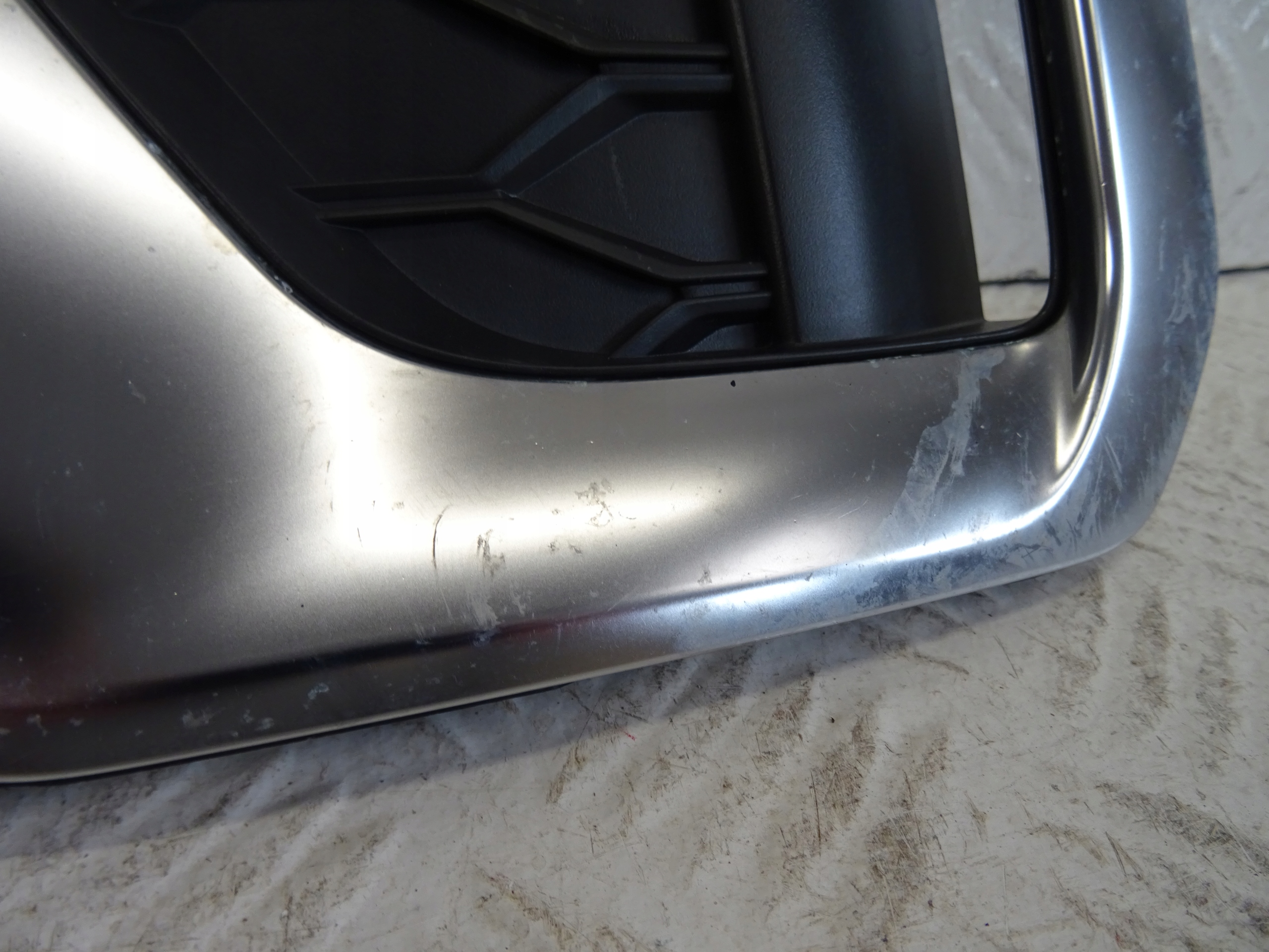 grid of a bumper front front left AUDI A4 B9 S-LINE LIFT 8W0807681AM