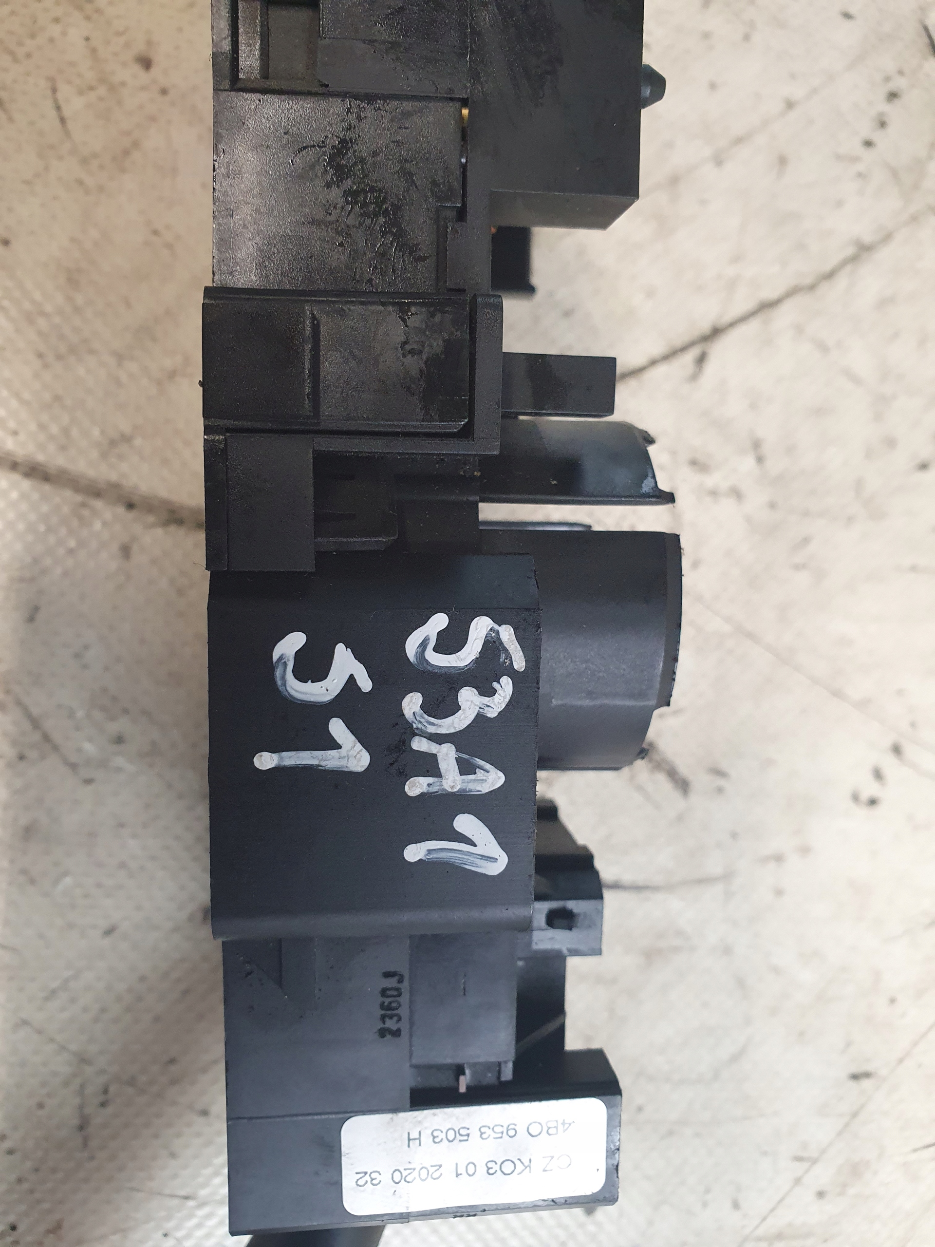commande levier commodo sous volant SKODA FABIA et 8L0953513G