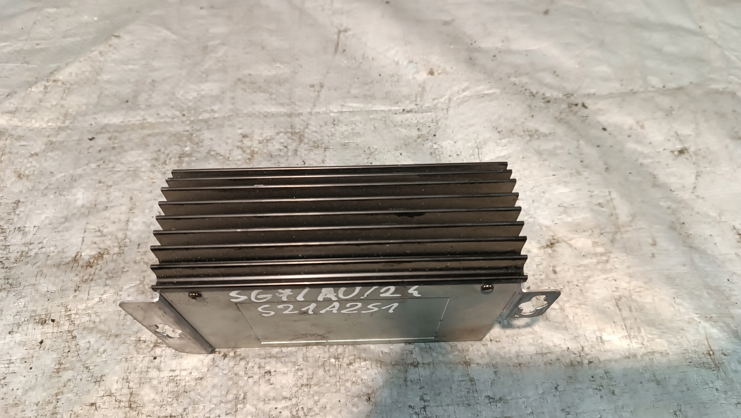 amplifier AUTOBUSOWY BLAUPUNKT 7607273001