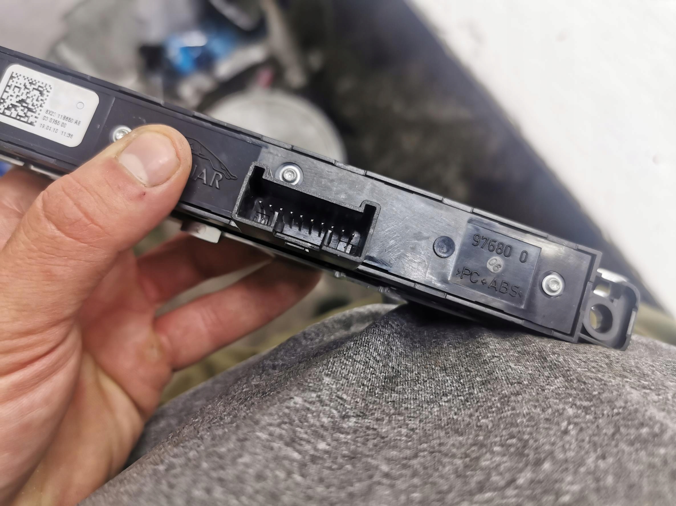 PANEL mitte des warnblickschalters JAGUAR XF und X250 8X2311B650AB