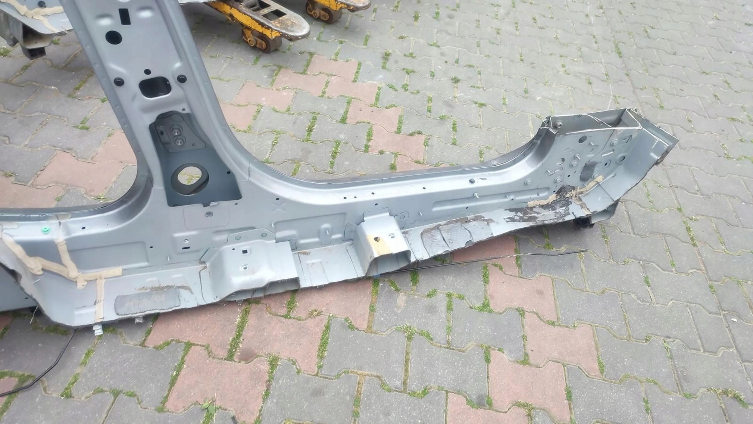 Alfa Romeo Giulia 2021 left side threshold pillar