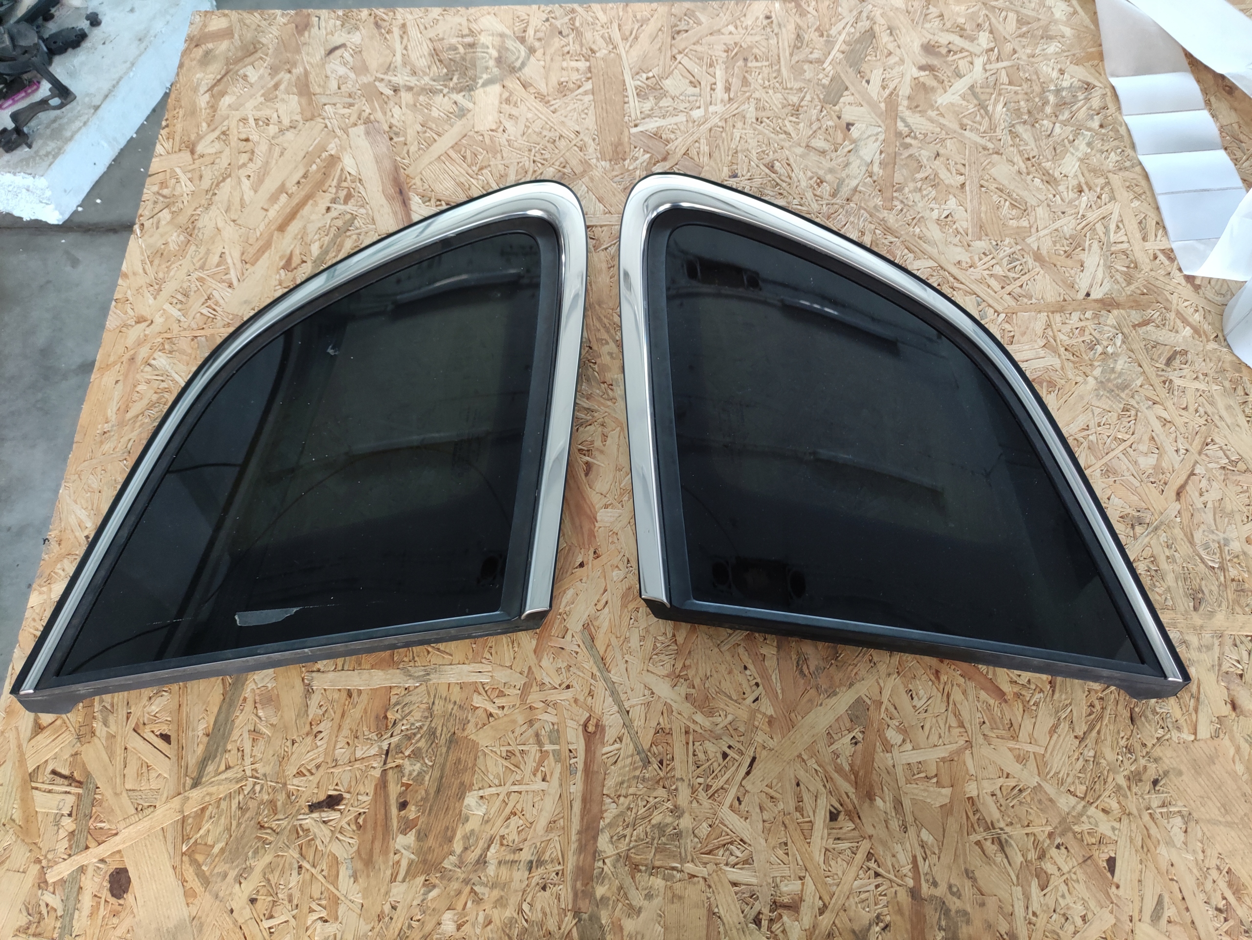 JEEP CHEROKEE KL USA SZYBA KAROSERYJNA TYLNA CHROM CHROMOWANA - ORYGINALNA