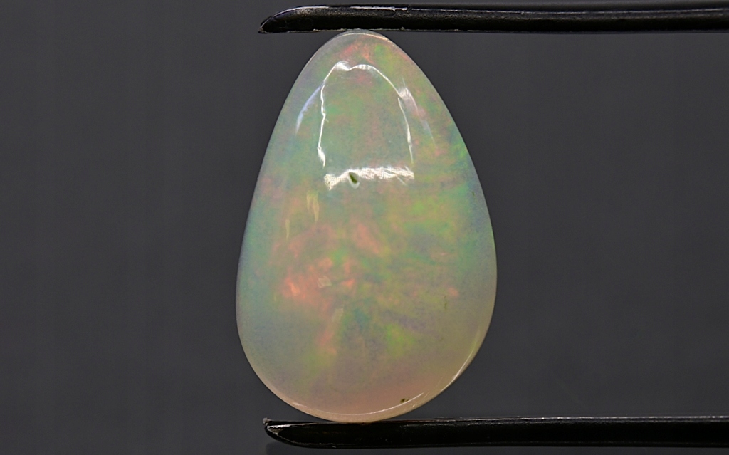 Opál z Etiopie kabošon nepravidelný 19x12,5 mm