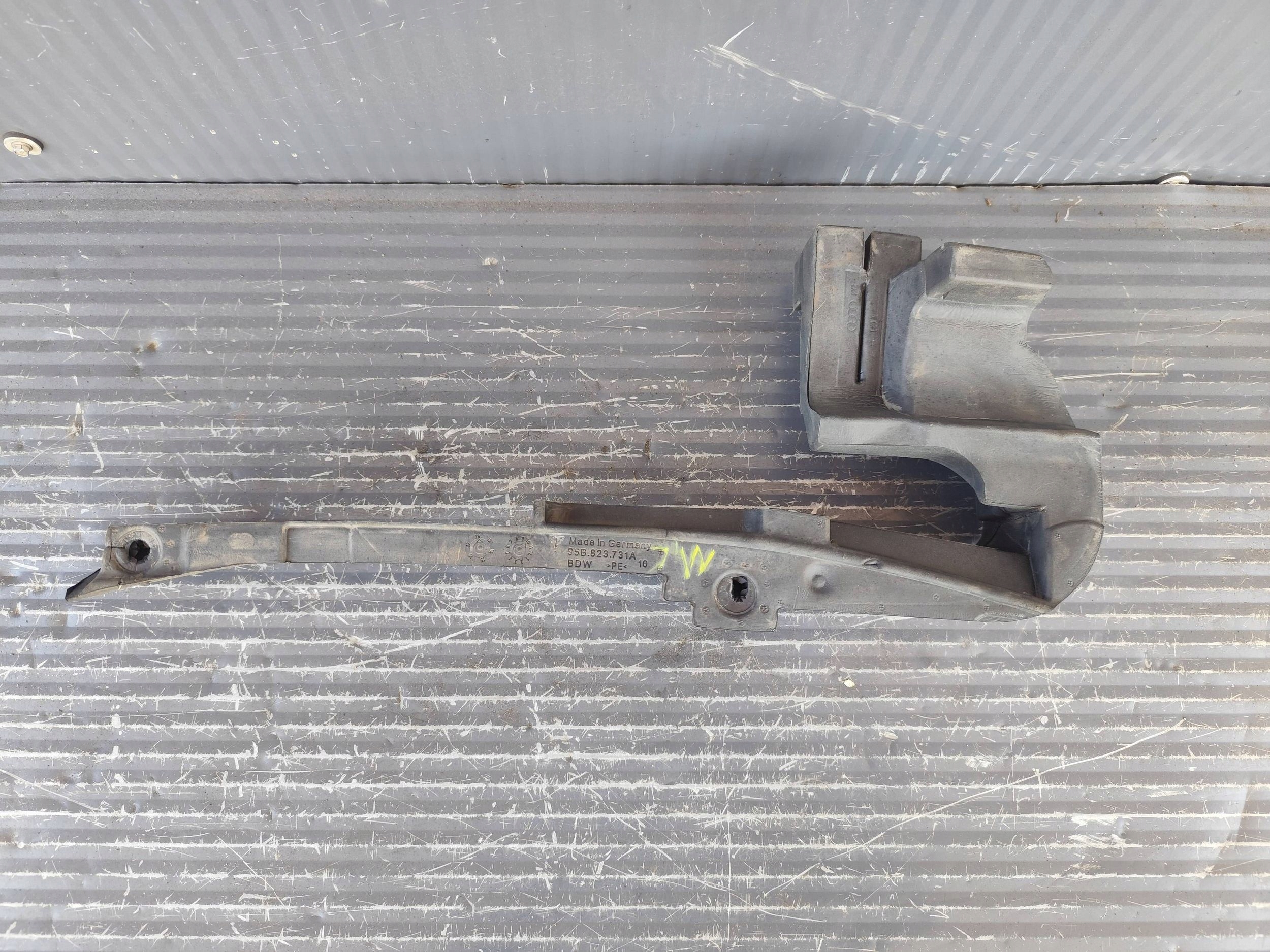 PORSCHE MACAN 95B Joint Insonorisation du capot Aile Gauche 95B823731A