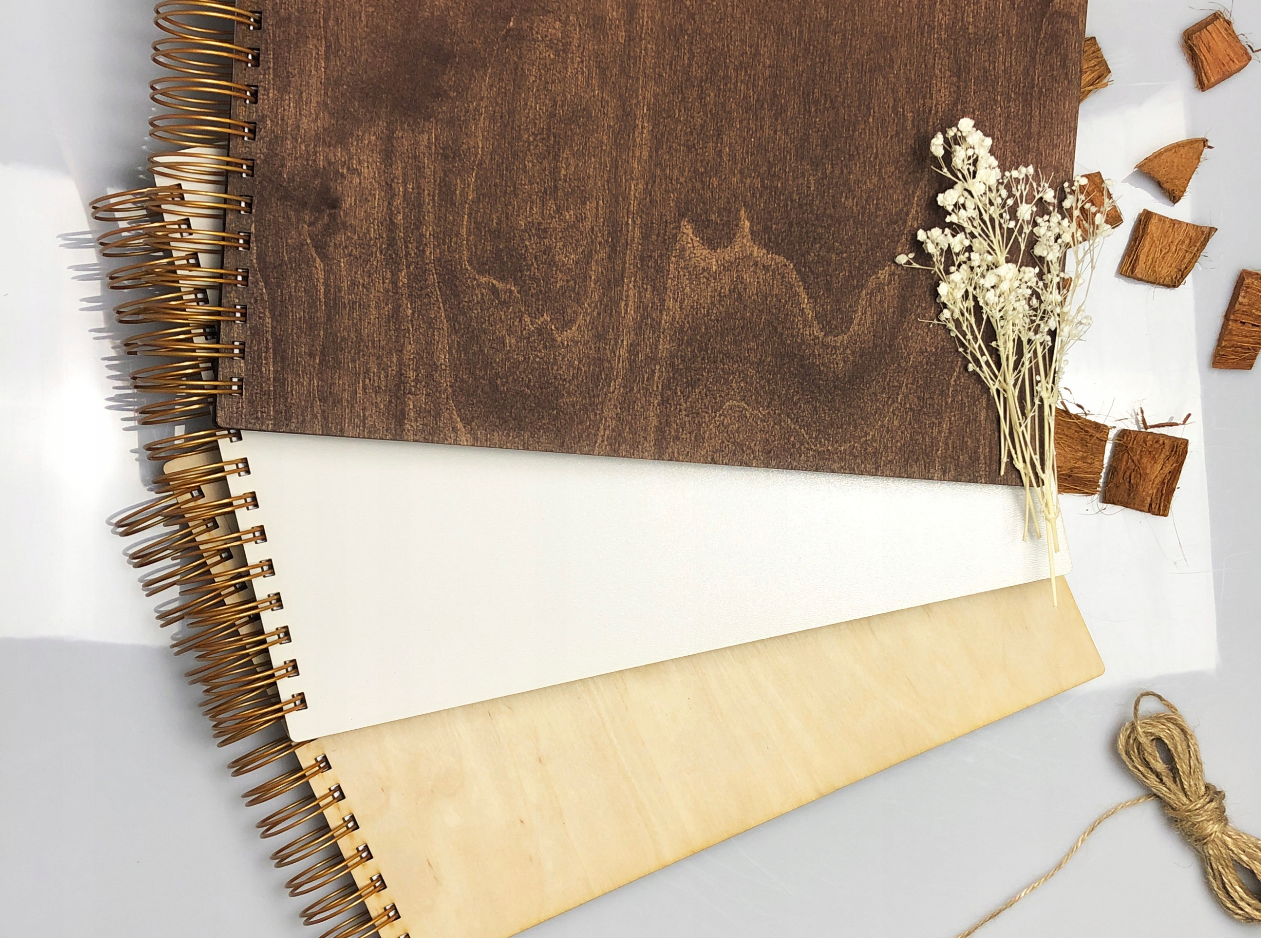 DREWNIANY ALBUM NA ZDJĘCIA PREZENT NA ŚLUB DLA PARY MŁODEJ GRAWER Producent Inna