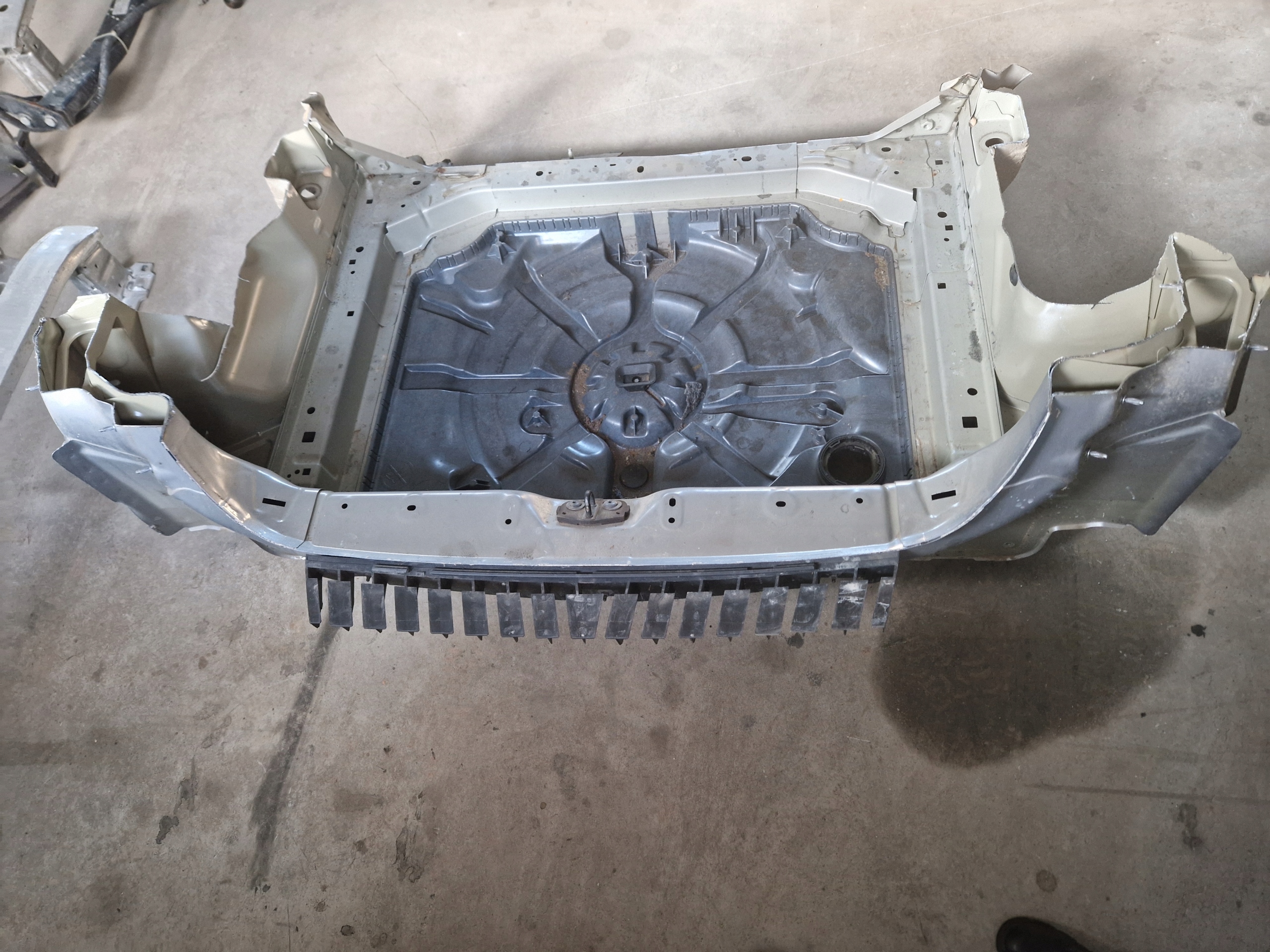 PAS TYLNY Z WANNĄ ADBLUE PEUGEOT 308 T9 HB