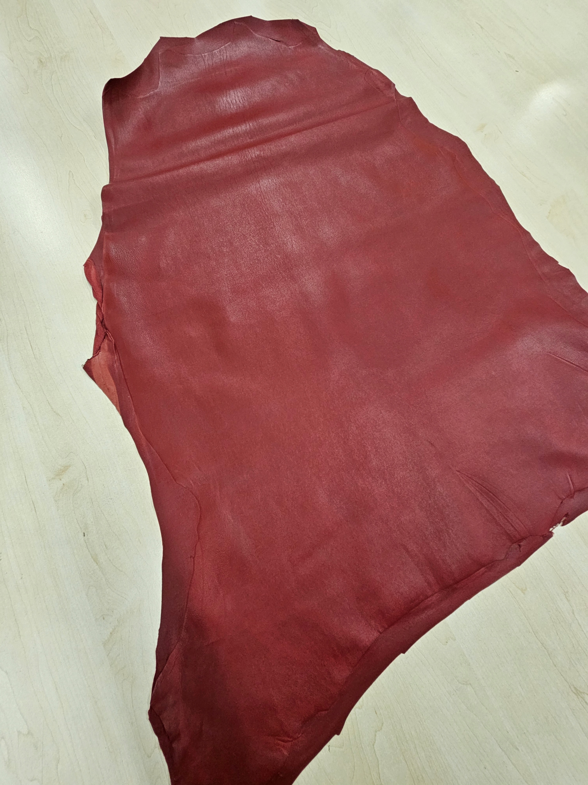 Přírodní lícová kůže červená strečem gr. 0,5 mm