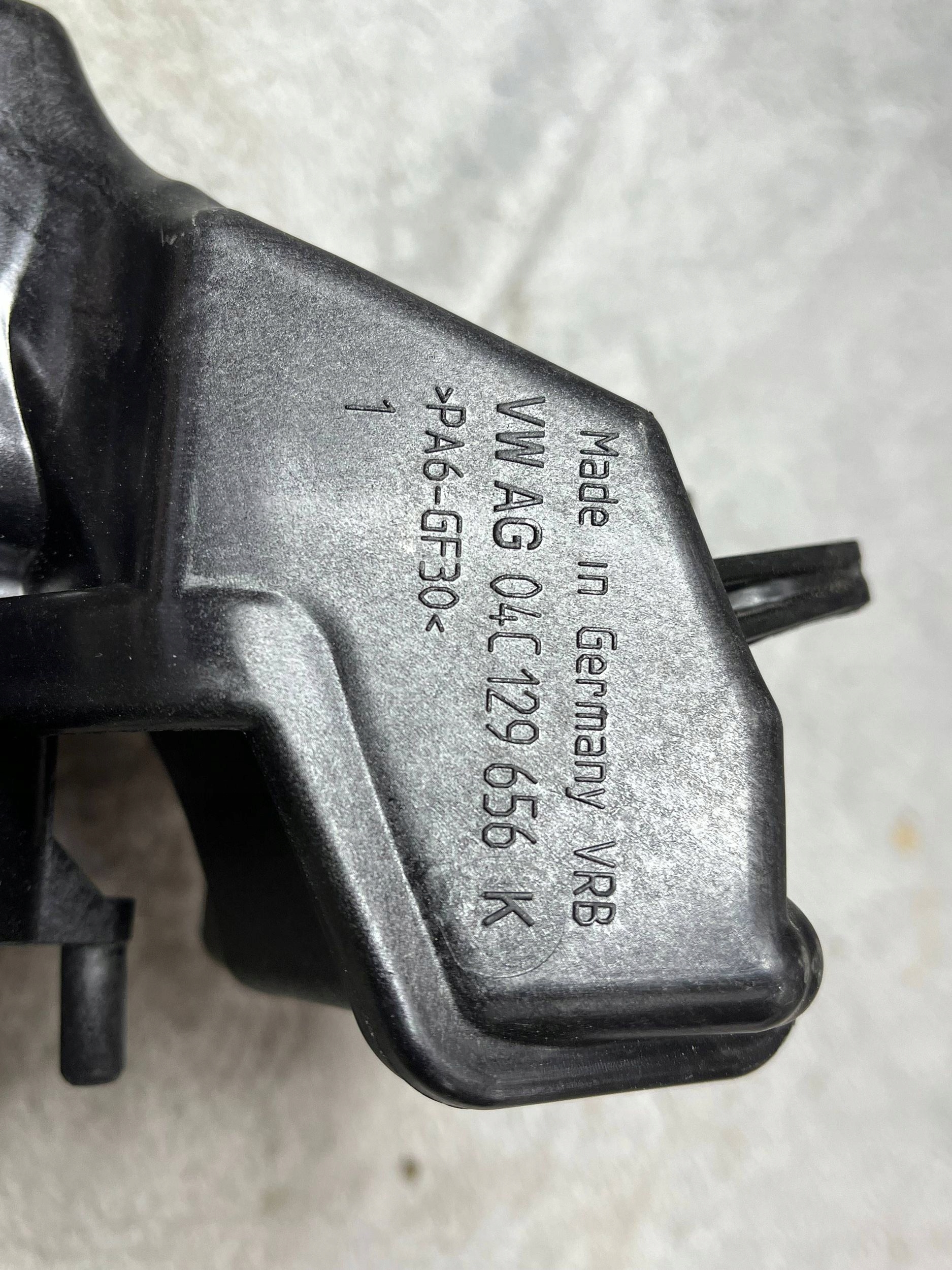 pipe tube Volkswagen Golf VII 04C129656K