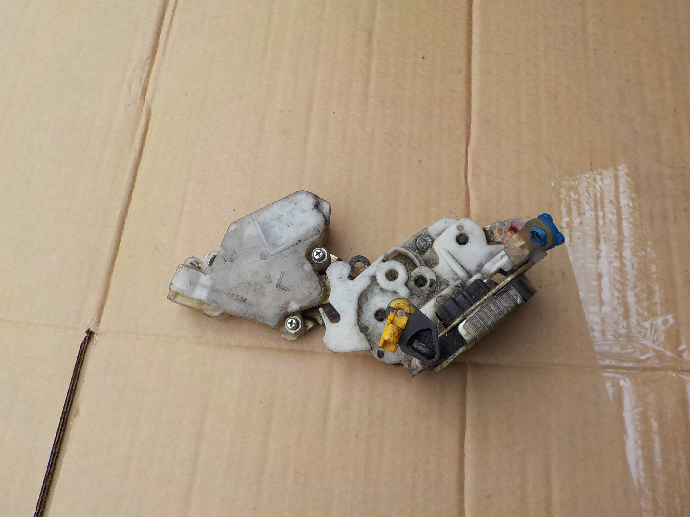 lock left front nissan almera n16 2004r