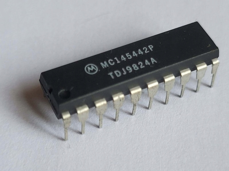 MC145442P single chip modem compatible CCITT V.21