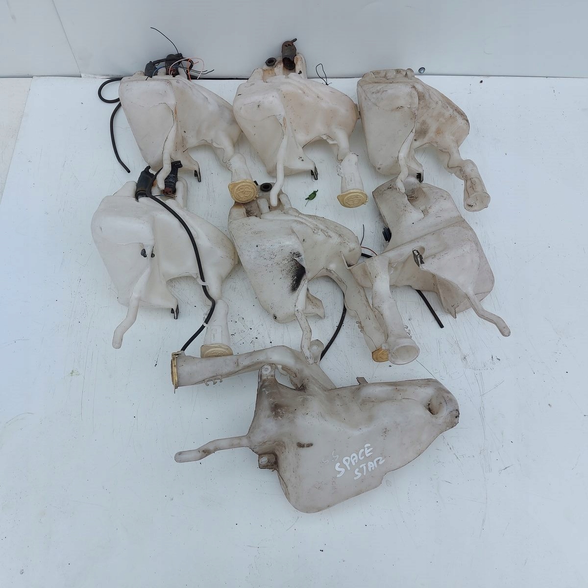 ZBIORNICZEK SPRYSKIWACZY MITSUBISHI SPACE STAR