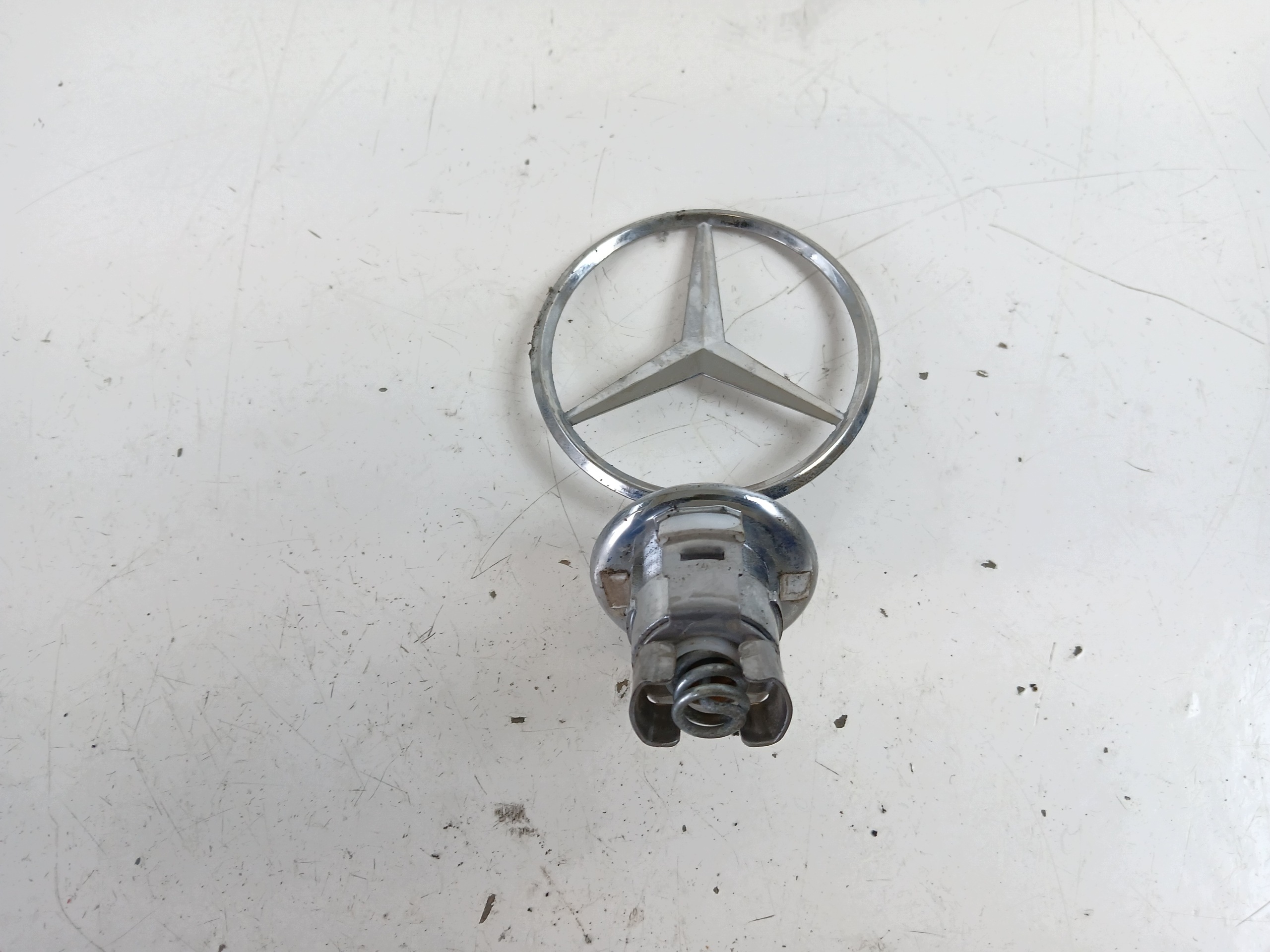MERCEDES W203 logo EMBLEMAT CELOWNIK front