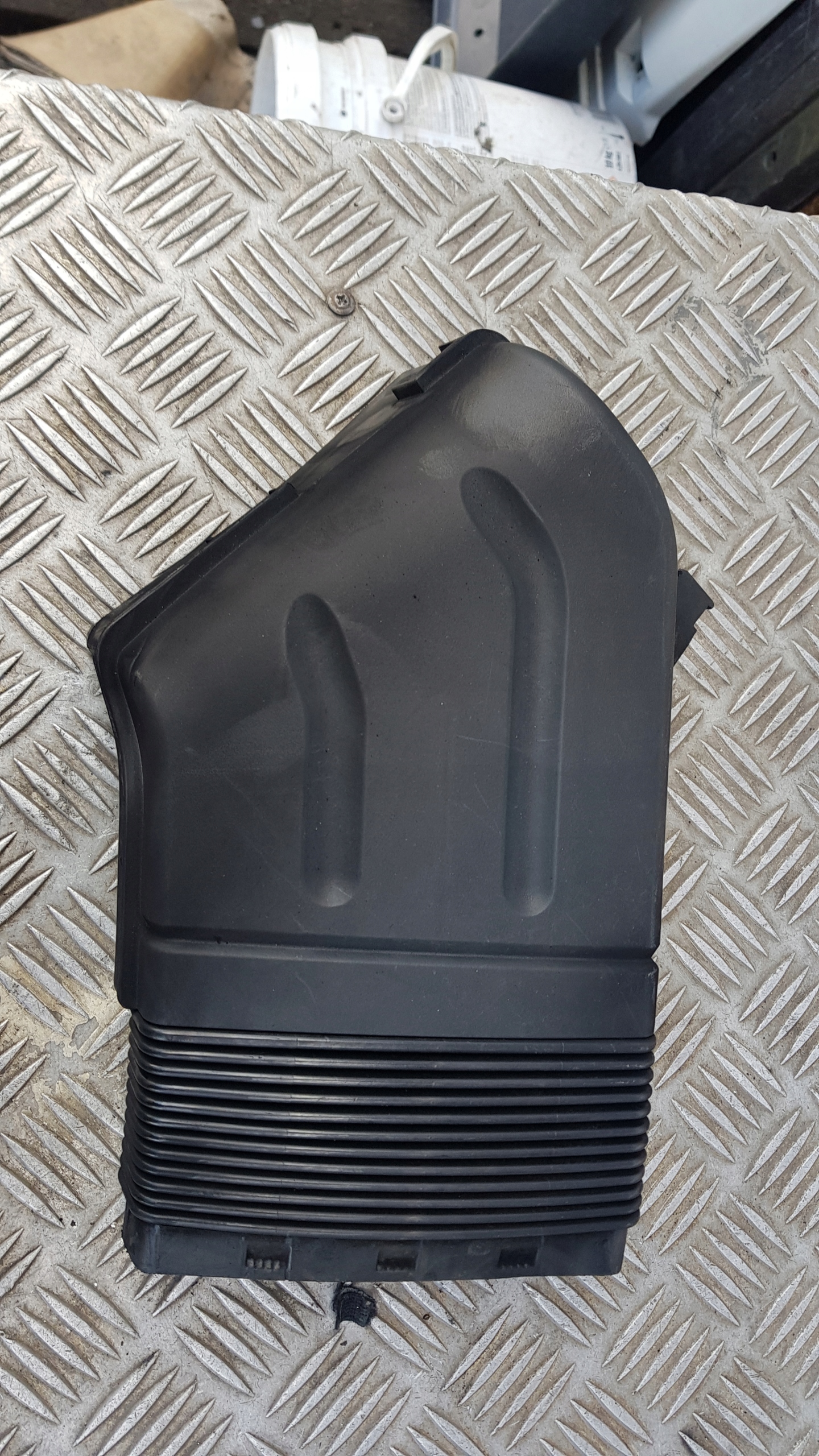 AUDI A4 B6 1.9 TDI air hose pipe 8E0129617