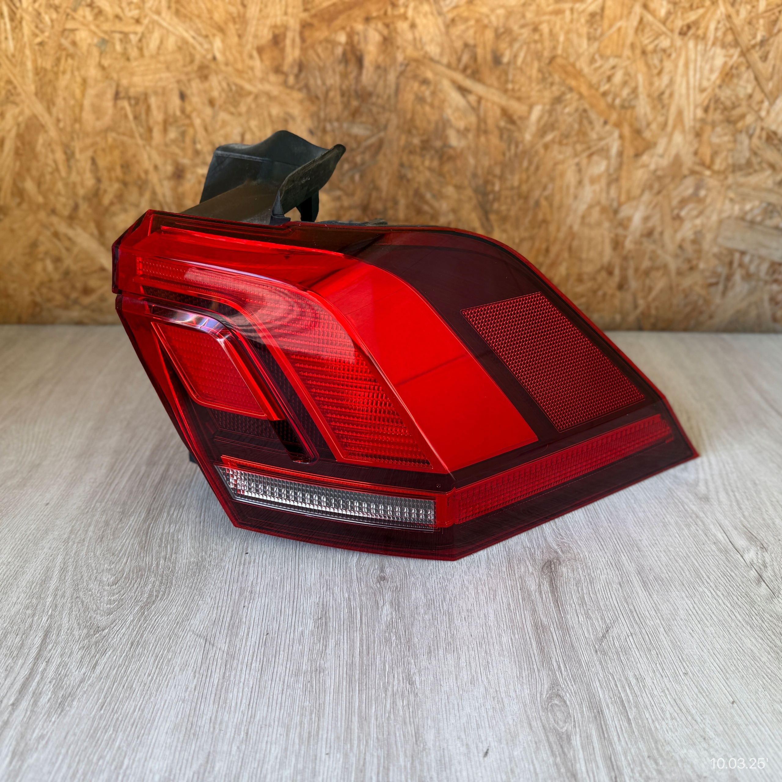 LAMPA TYLNA PRAWA VW VOLKSWAGEN TIGUAN 5NA