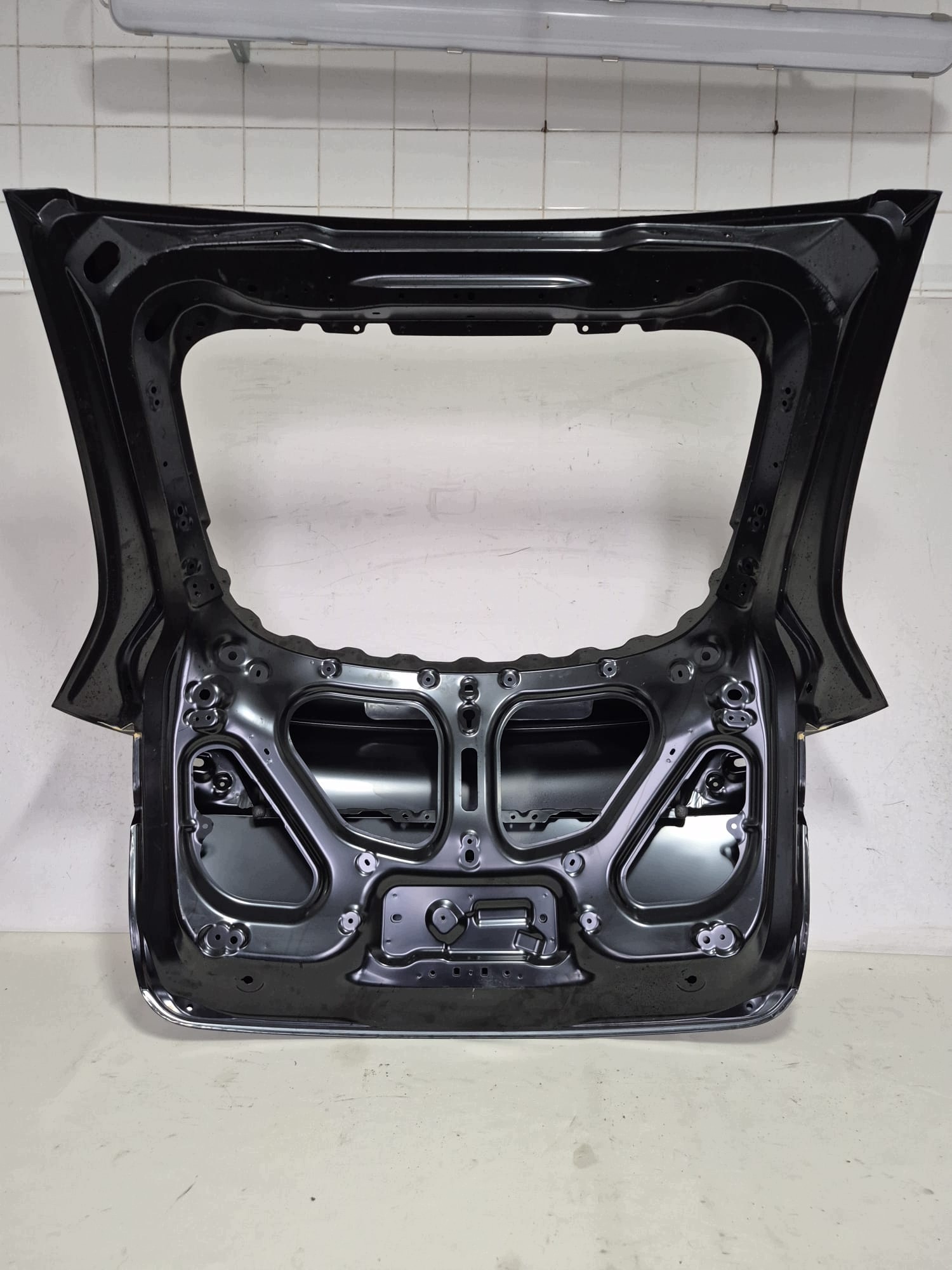 TESLA MODEL Y 20- trunk door boot rear part rear