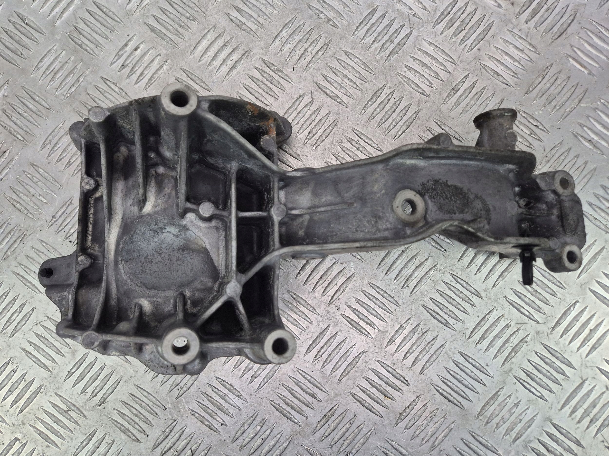 supporto alternatore Mercedes E300 W212 OM651.924 A6512340239