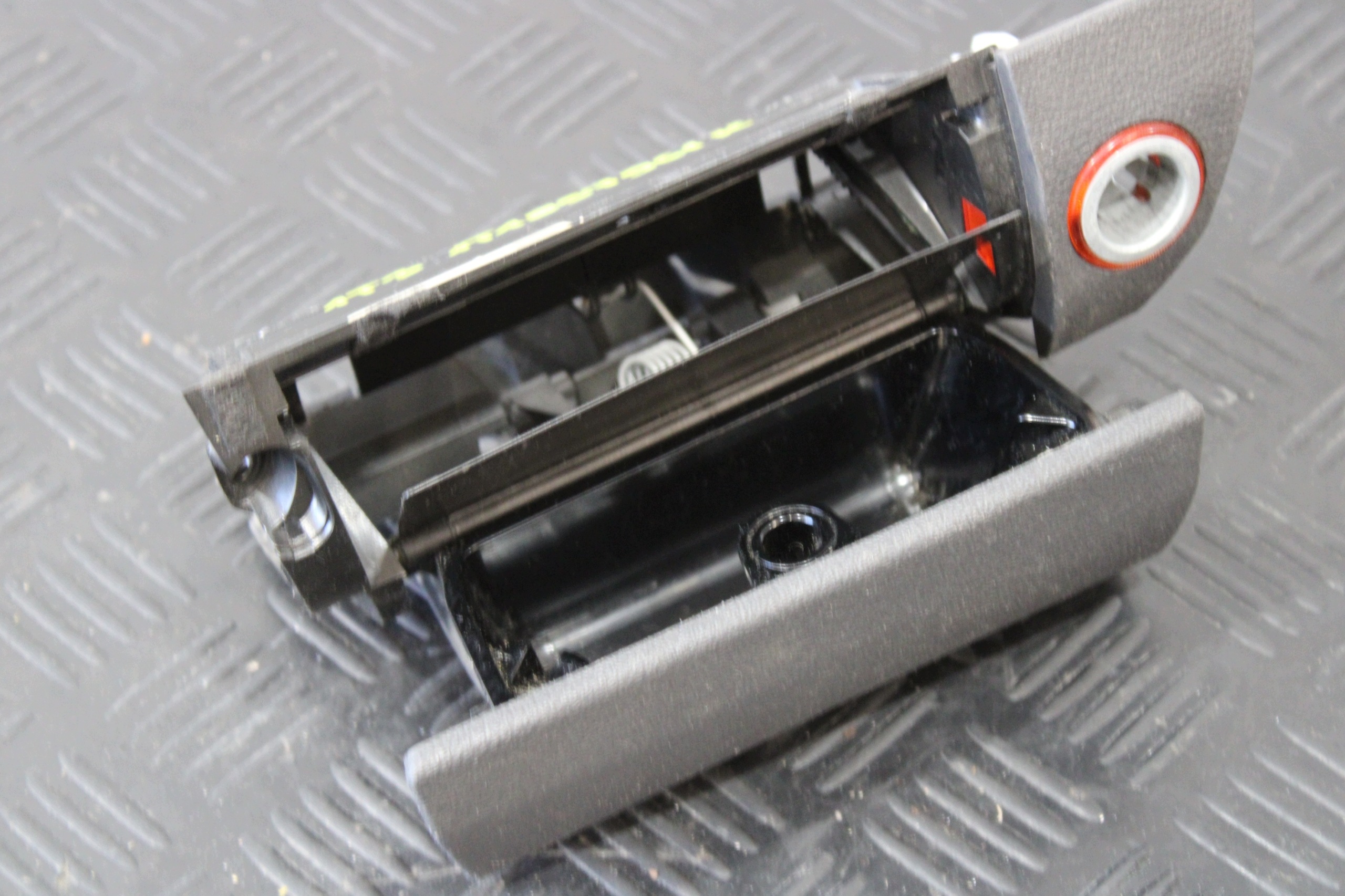 popolník adapter ZAPALINICZKI 1T1857961K VW TOURAN 1T3 1T0 LIFT