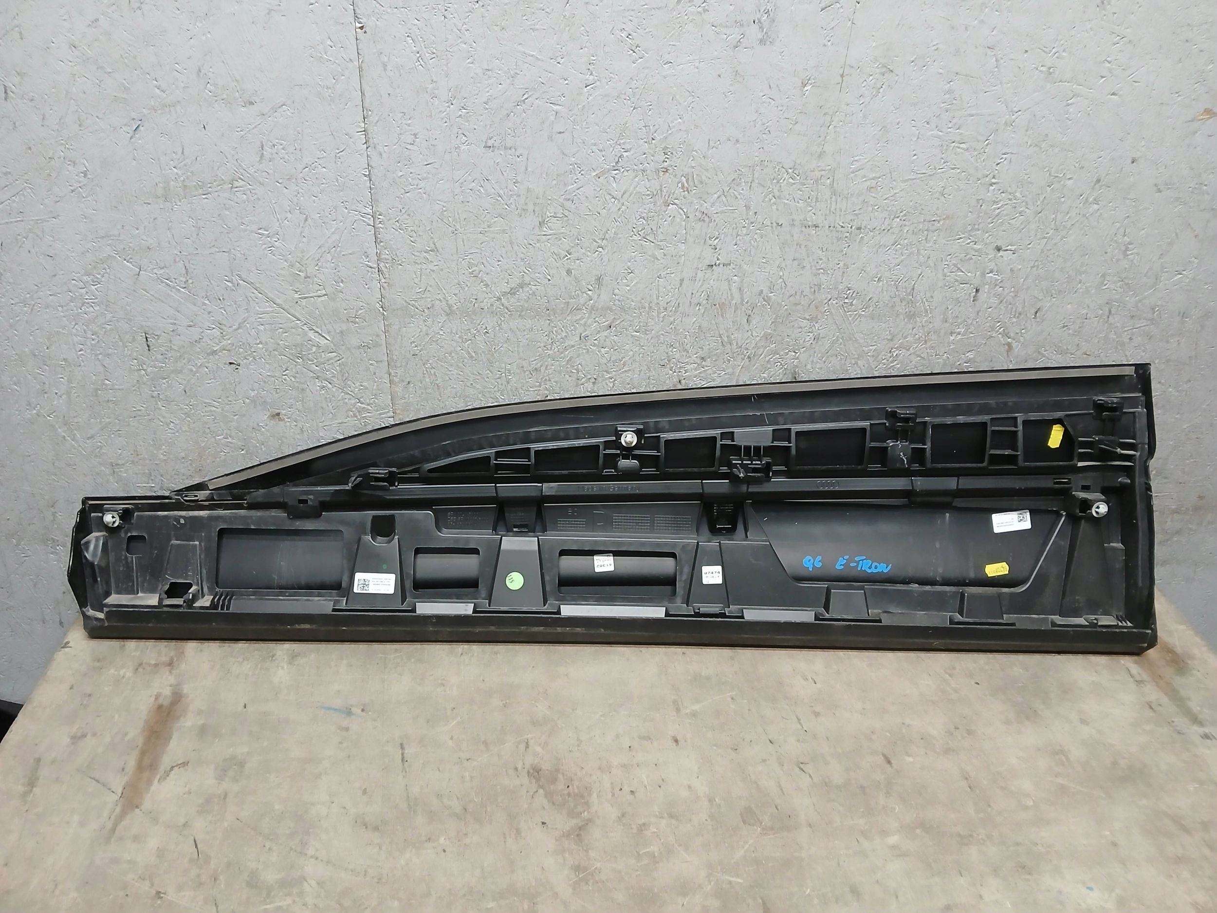 door moulding cap right front AUDI Q6 E TRON E-TRON 85H 85H853960A