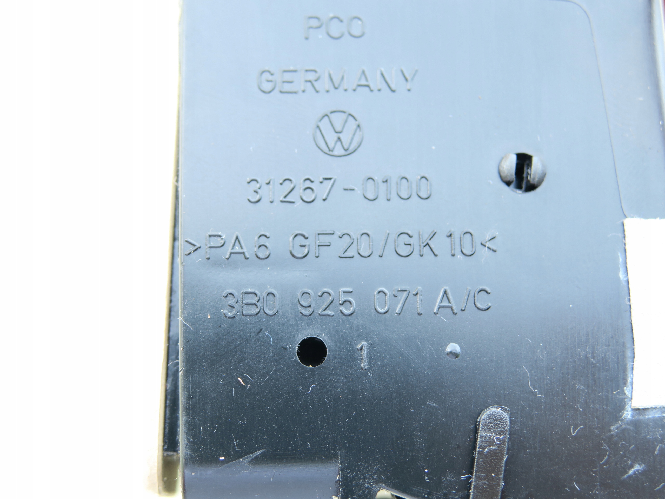 ZAPALNICZKA PODŁOKIETNIKA BEŻOWA VW PASSAT B5 FL 01-05 Producent części Volkswagen OE