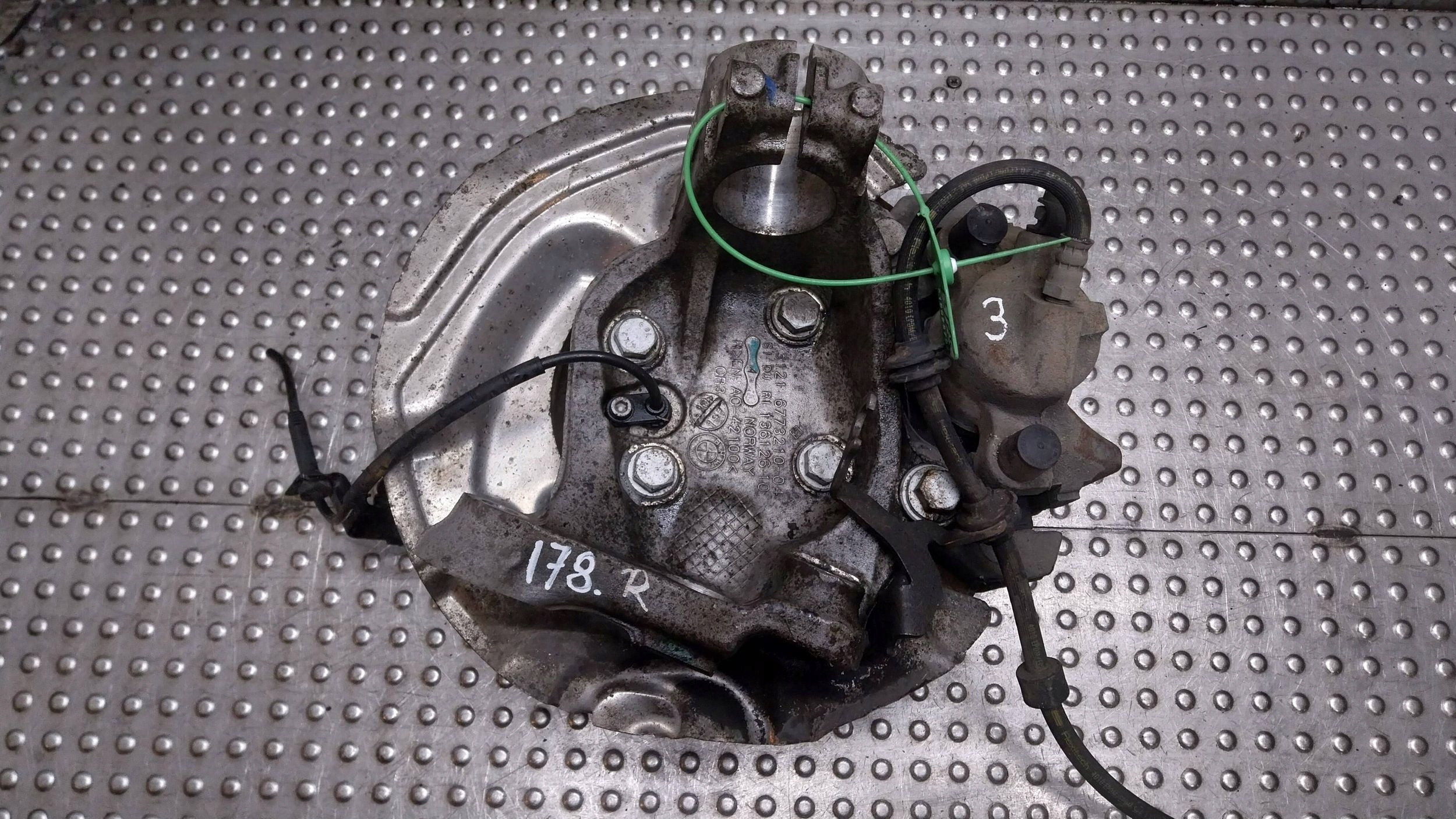 otoč čapu strmeň pravý predok 6773210 BMW E90 E91 E92 E93 E81 E82 E87