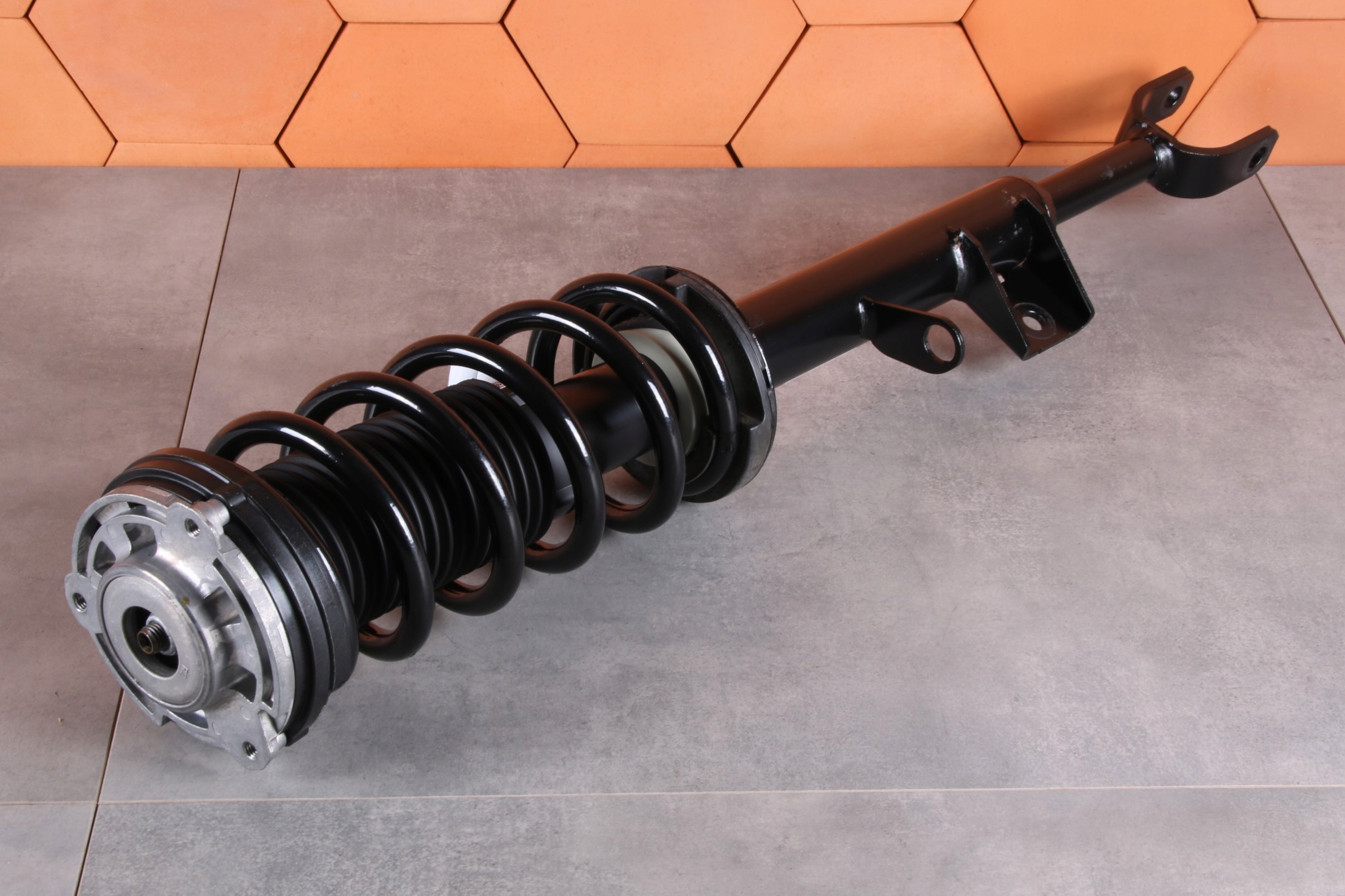 BMW 5 G60 530e B48X shock absorber left front front 5A135A5 8599 km !!!