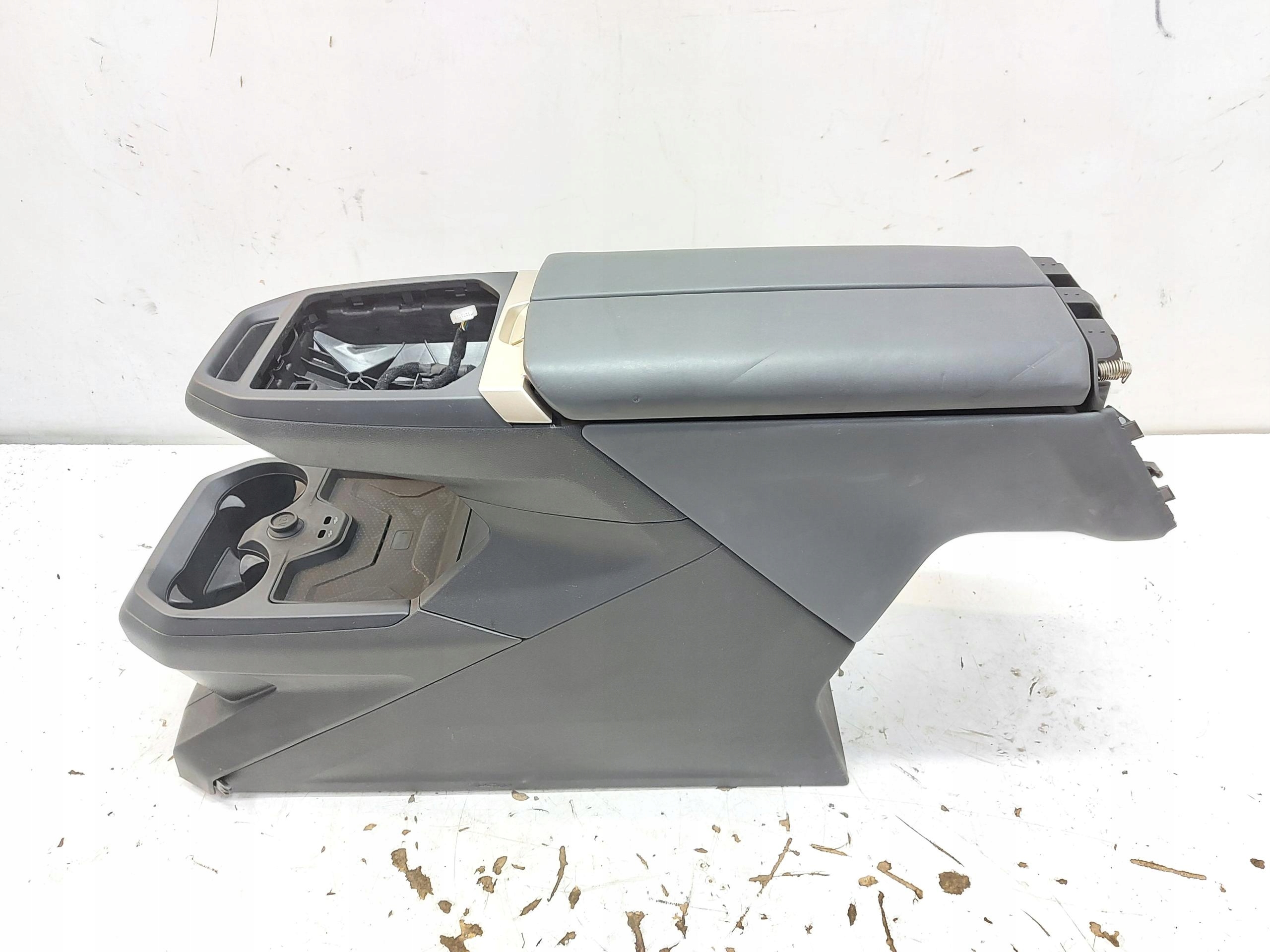 BMW iX i20 2023, Xdrive50 armrest TUNEL central