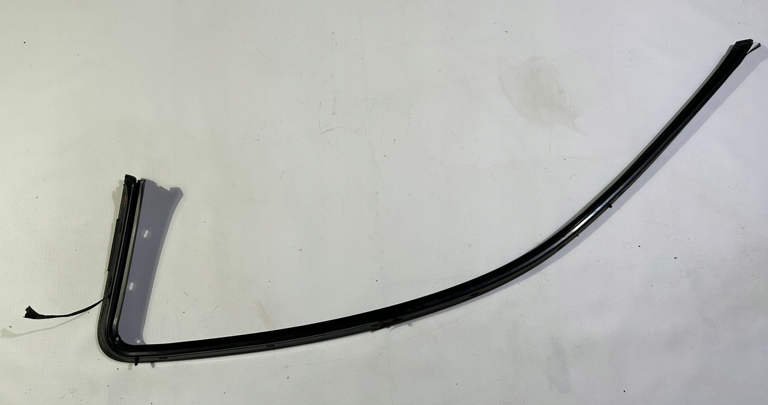 moulding windows door right Ford Mustang V 2005
