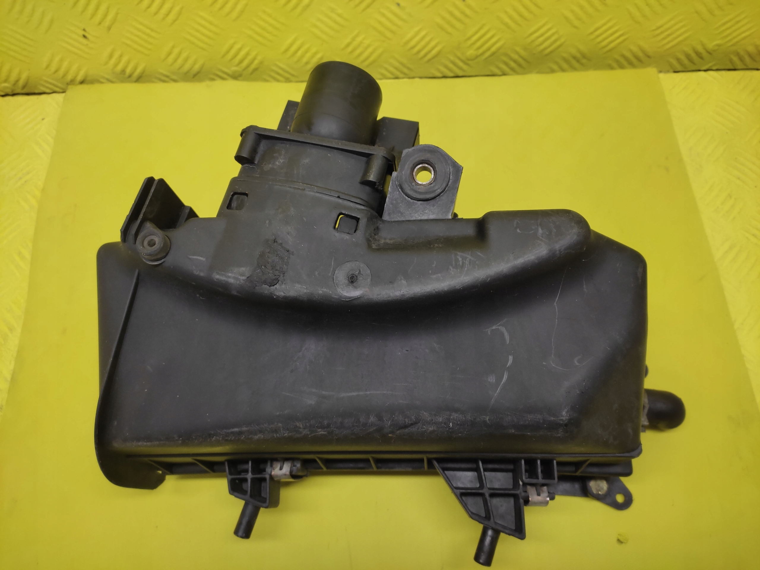 AUDI 80 1.8 Gehäuse filter luft 048133837B