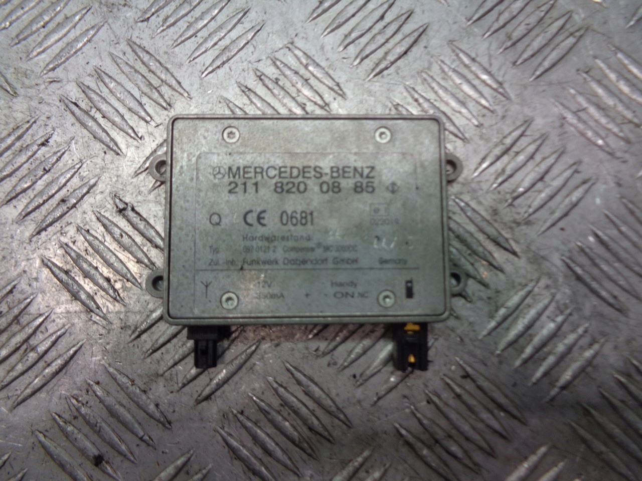 WZMACNIACZ ANTENOWY MERCEDES W203 2118200885