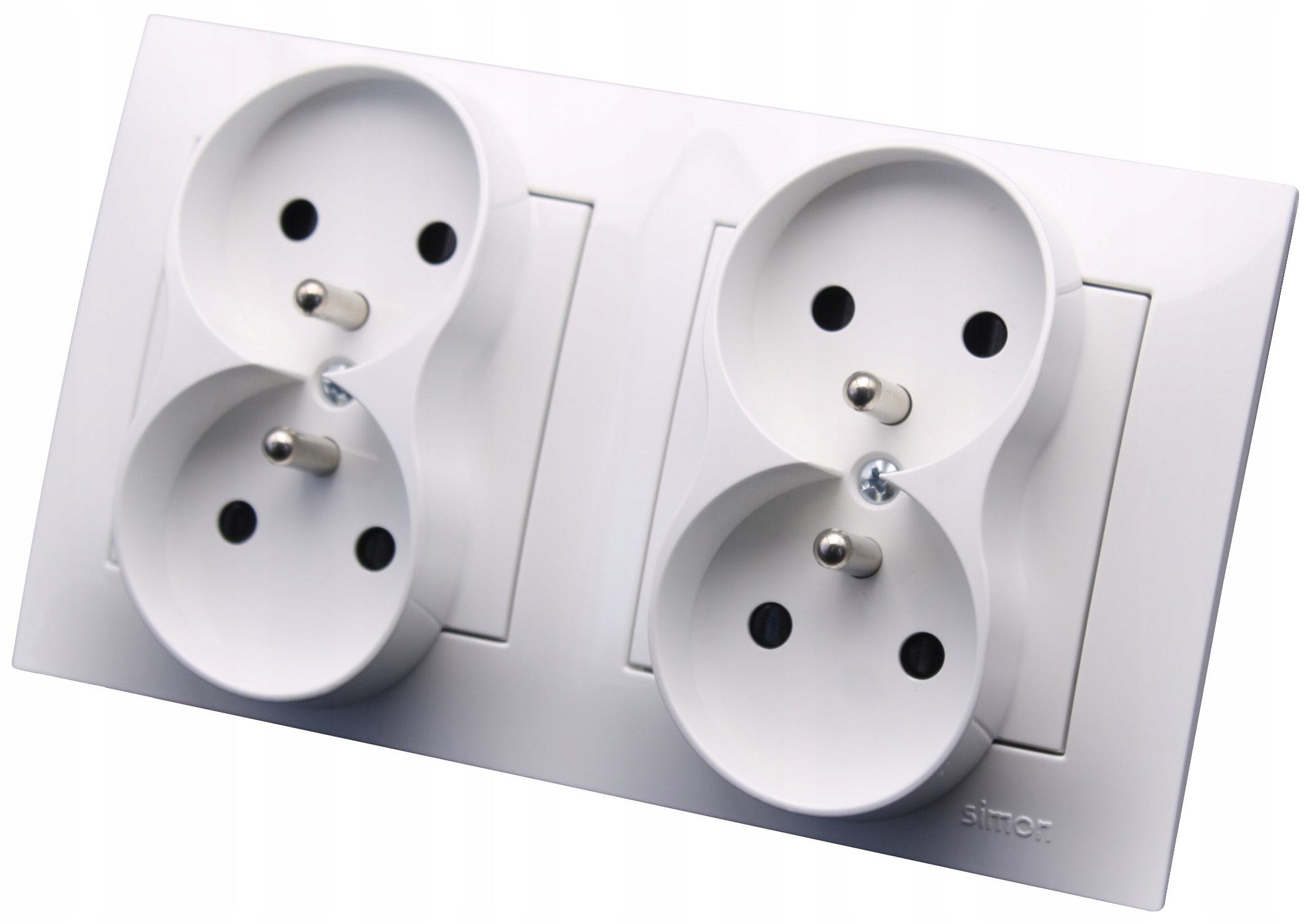 Čtyřnásobná elektrická zásuvka s clonami, bílá, sada s rámečkem Simon 54