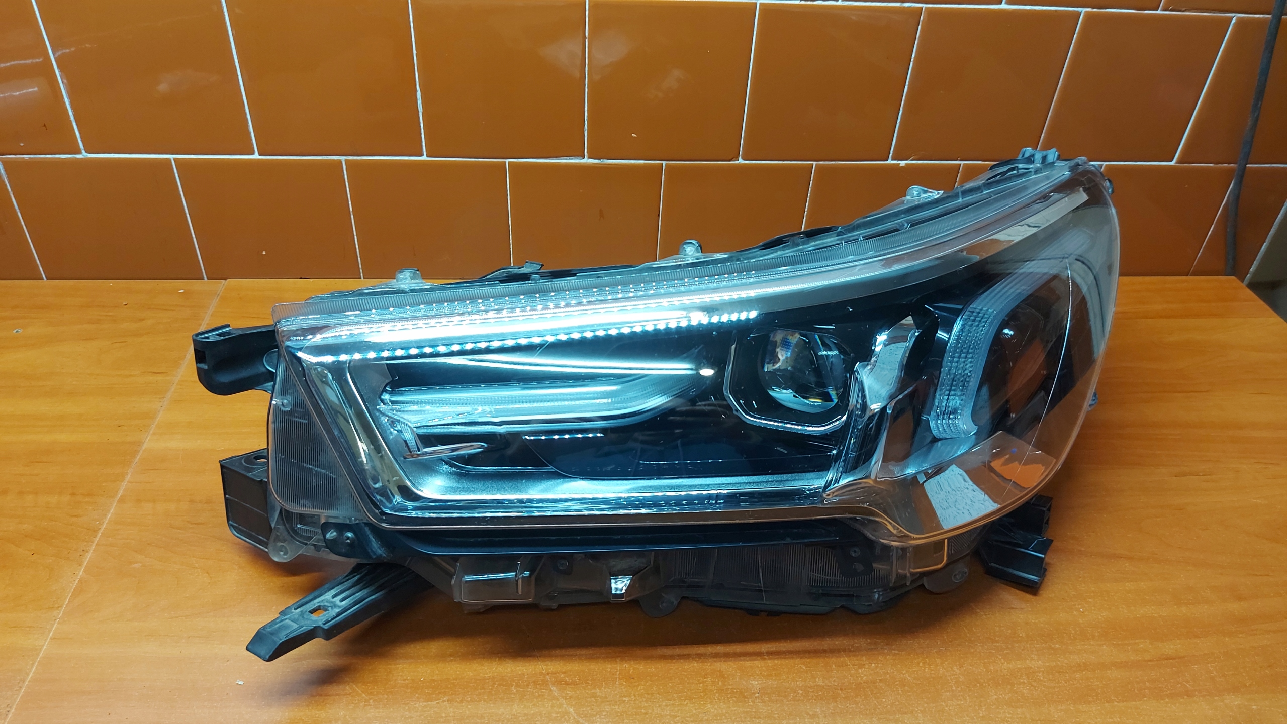 REFLEKTOR light left left front TOYOTA HILUX VIII 20