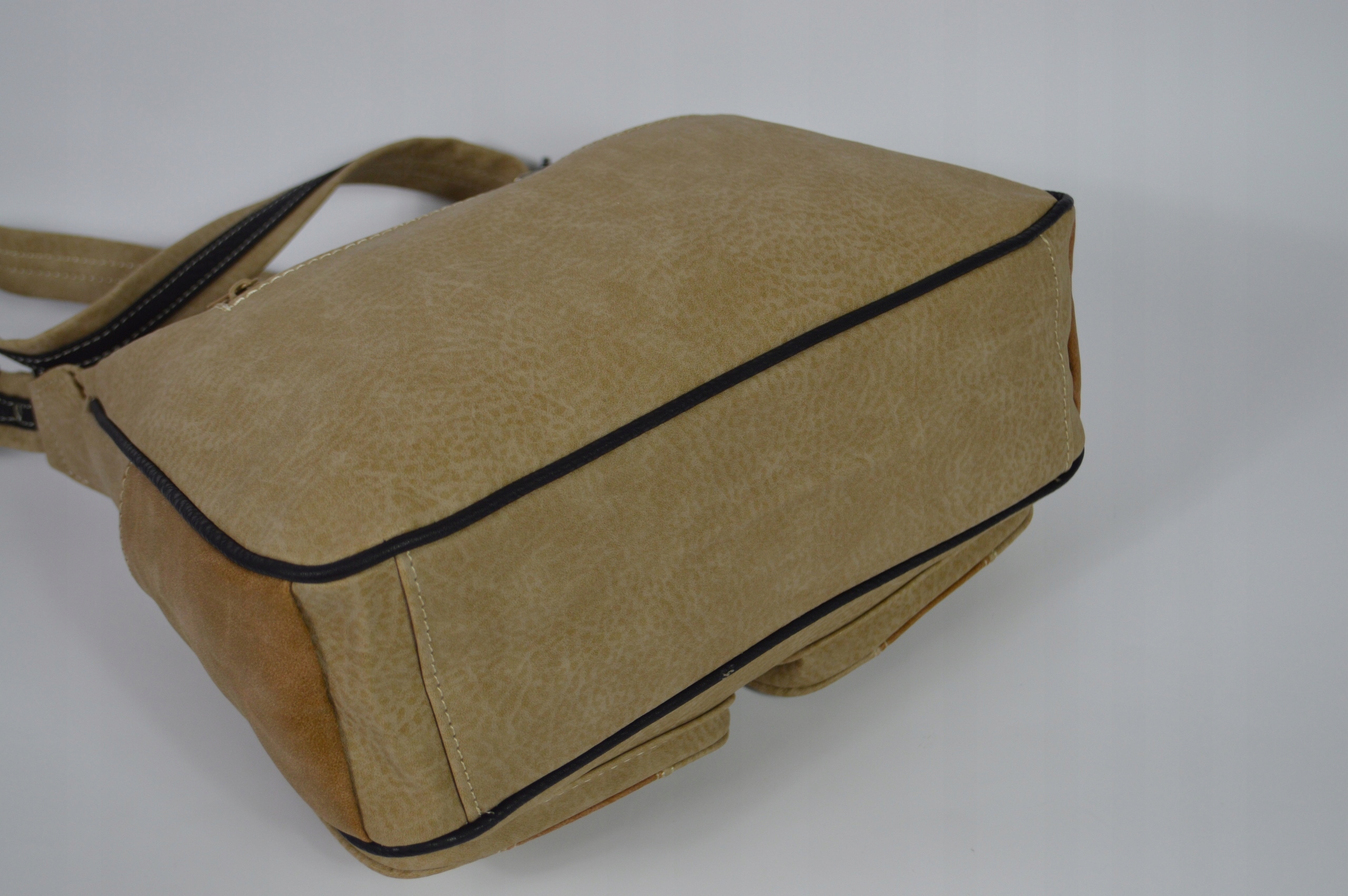 ŚREDNIA TOREBKA DAMSKA LISTONOSZKA NA RAMIĘ Kolor wielokolorowy