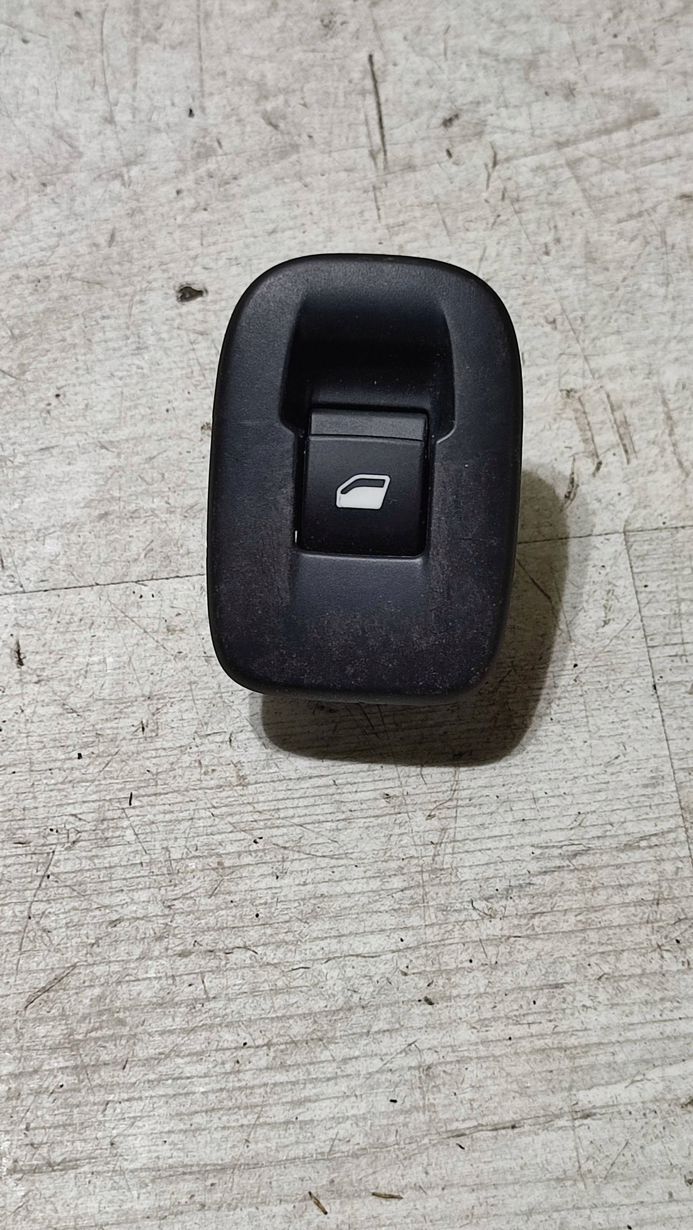 Peugeot 2008 and 2018 rear part side right window control switch