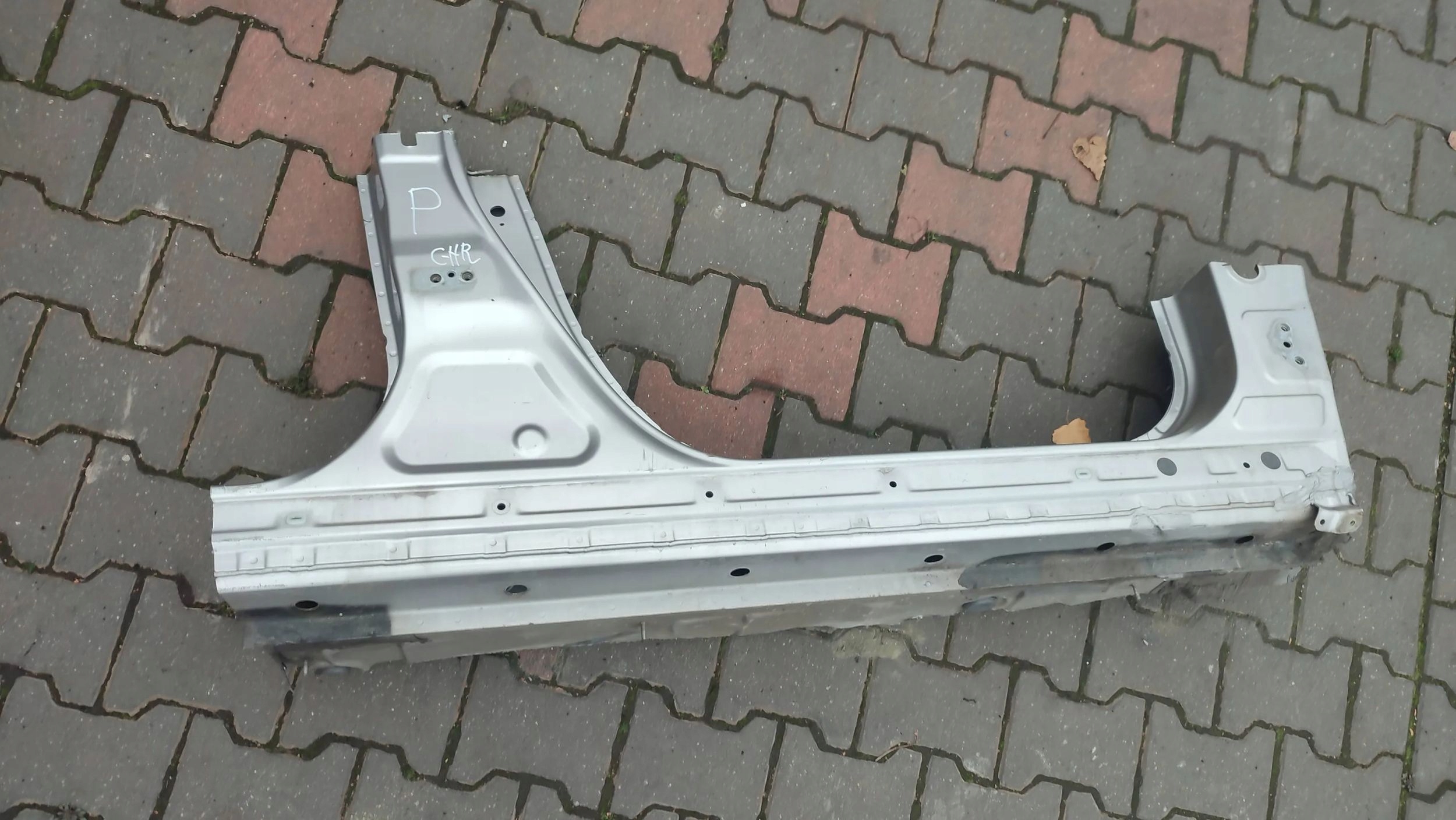 Toyota C-HR and 2019 right side threshold