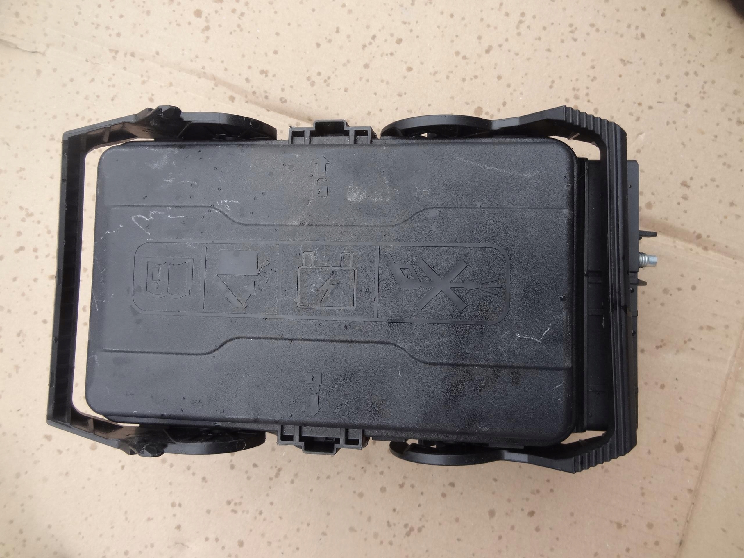 SKRZYNKA BEZPIECZNIKÓW OPEL INSIGNIA B 2.0 CDTI 39200663 22ROK LIFT