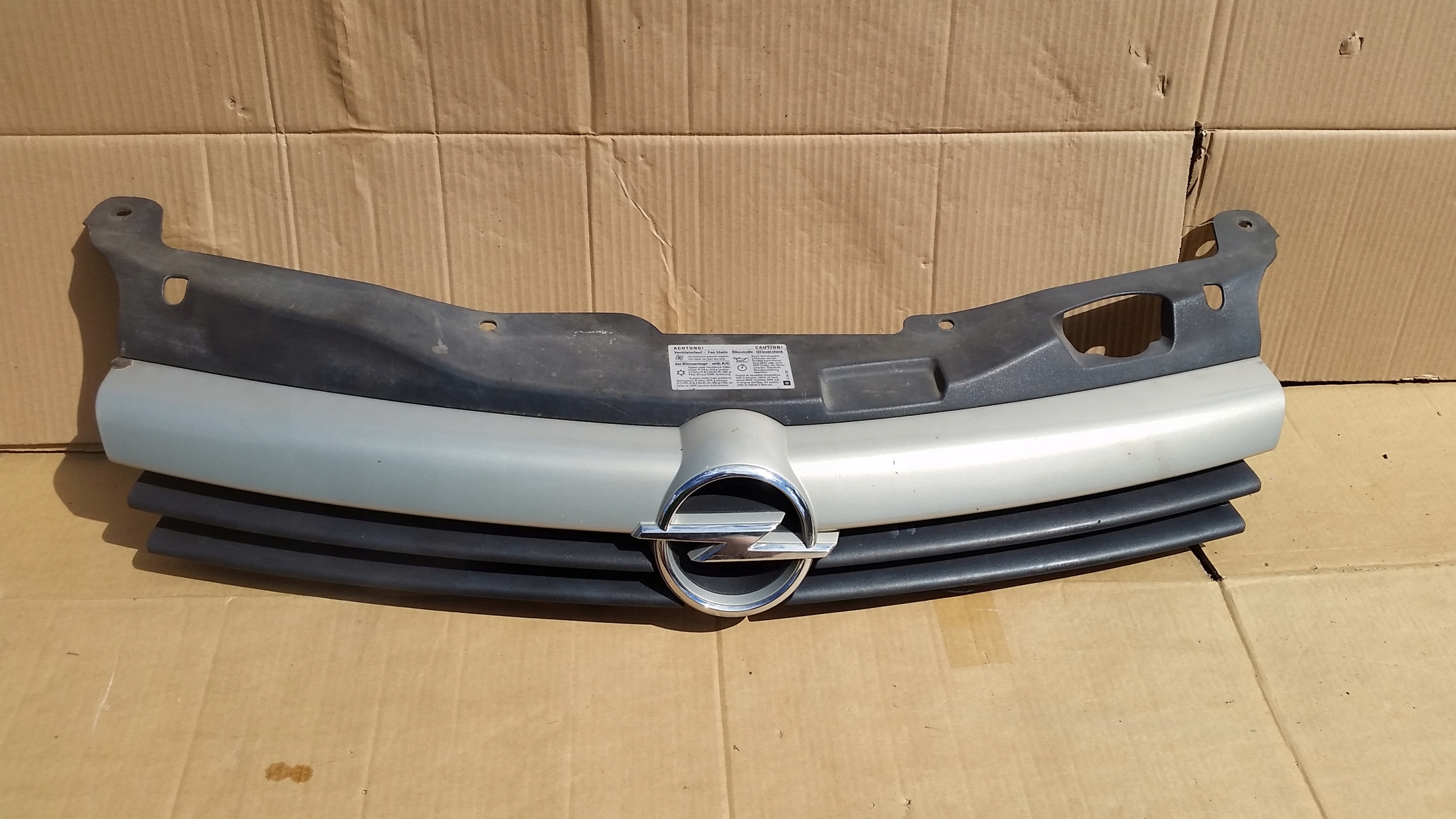 решетка радиатора opel Astra H 13149465