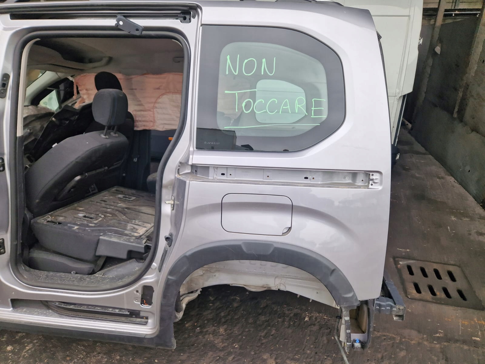 BŁOTNIK ĆWIARTKA TYLNY LEWY PRAWY PAS PEUGEOT BERLINGO PARTNER RIFTER IV Producent części Peugeot OE