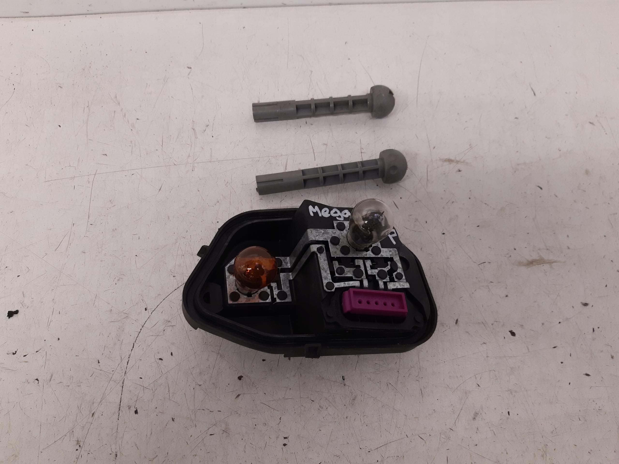 light housing right rear part nuts 89076150 Renault Megane III