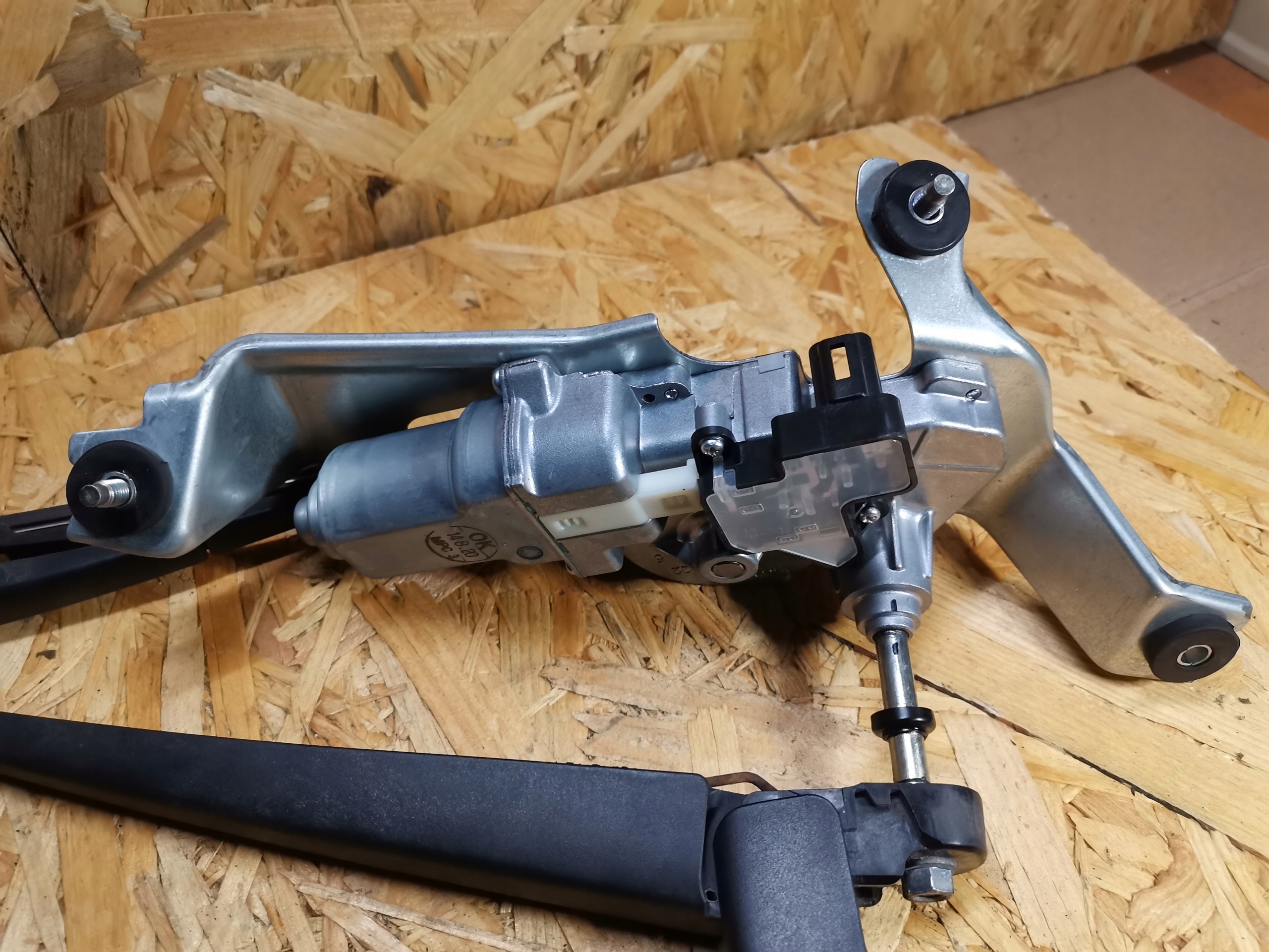 Gestänge Motor des Scheibenwischers heck MAZDA 3 BM 13-16 HB