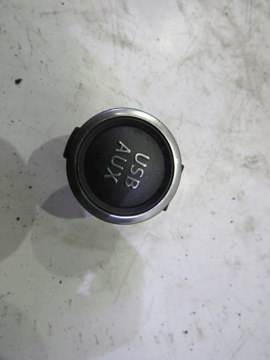 GNIAZDO AUX SUZUKI IGNIS III