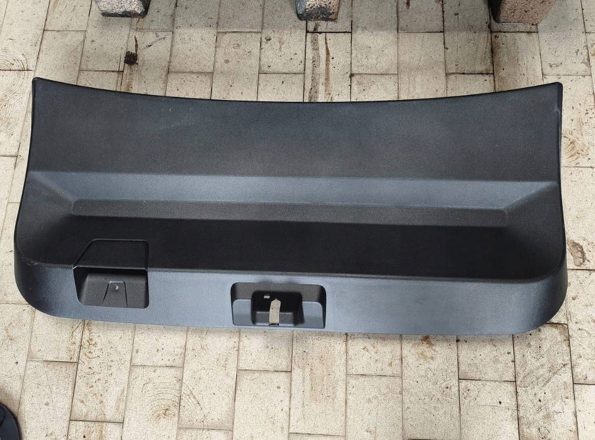 cap of the threshold boot Renault 5 E-Tech 909007423R