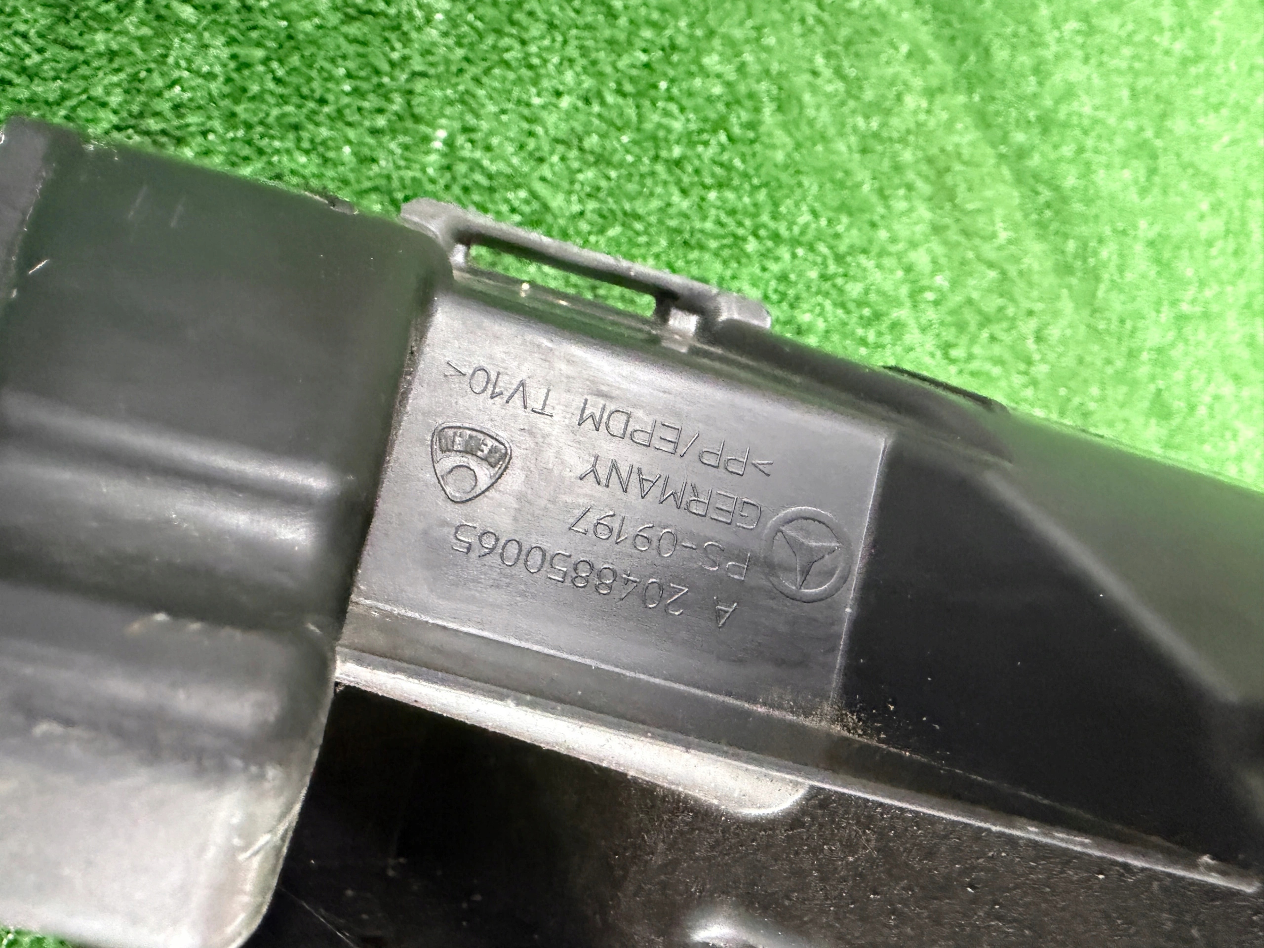 Mercedes C Klasa W204 bumper bracket front pillar A2048850065