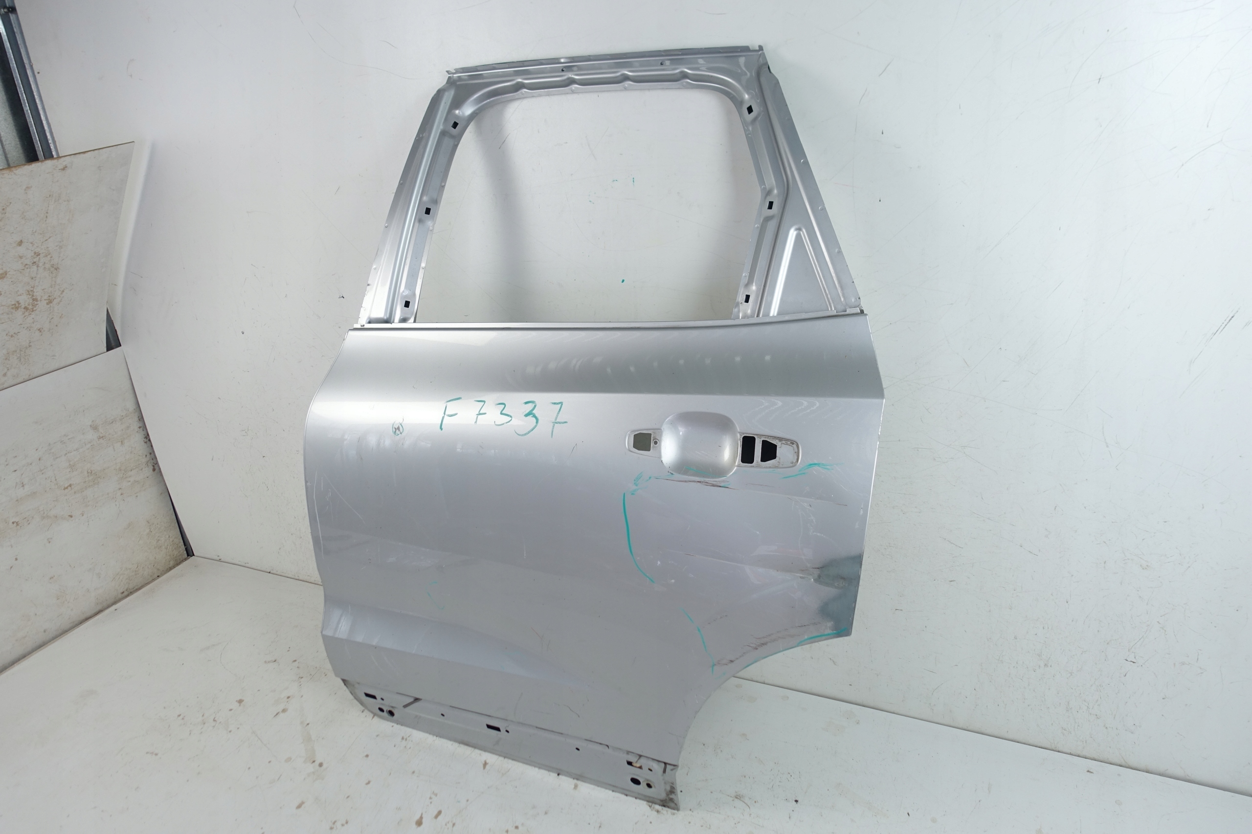 VOLVO XC60 II 2017- door rear. left rear part