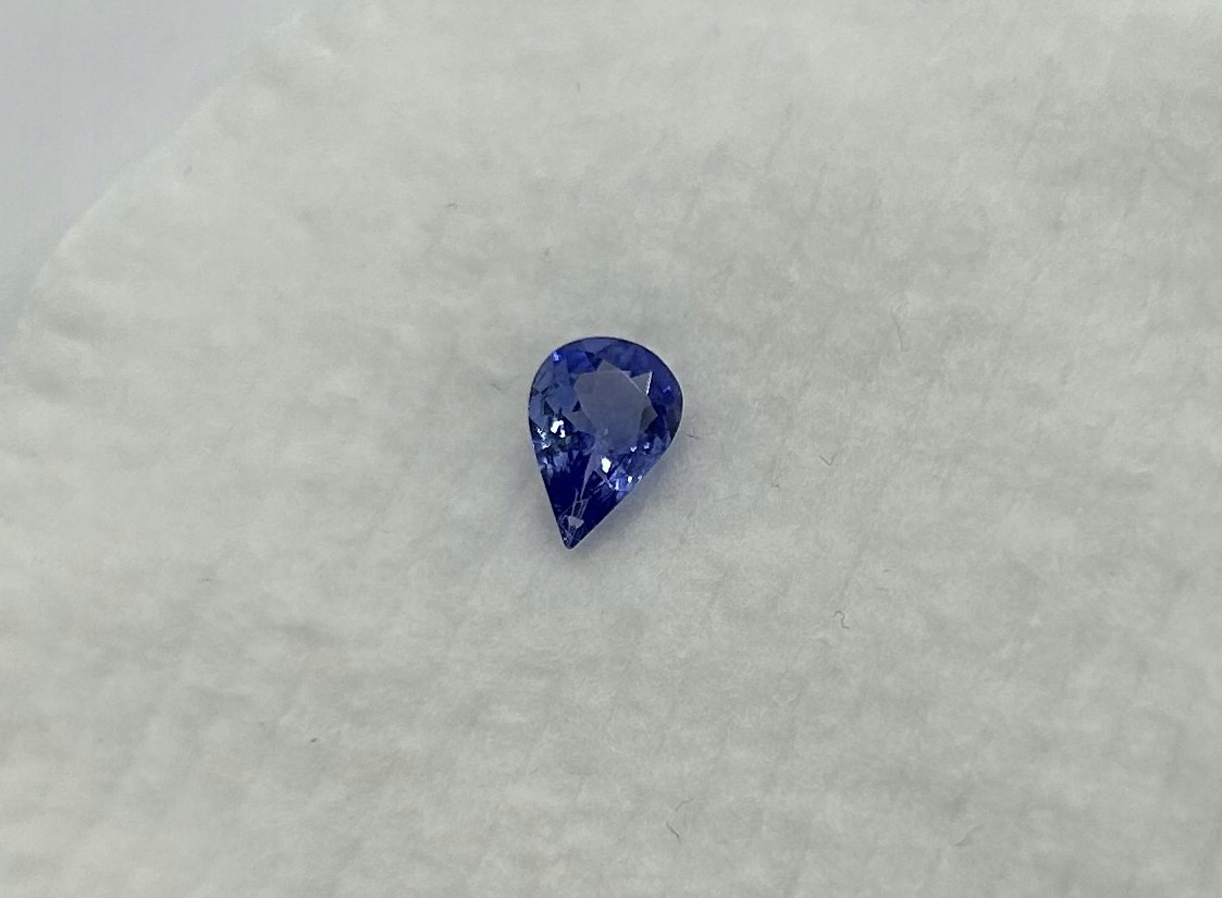Tanzanit 0,55 ct łezka, piękny