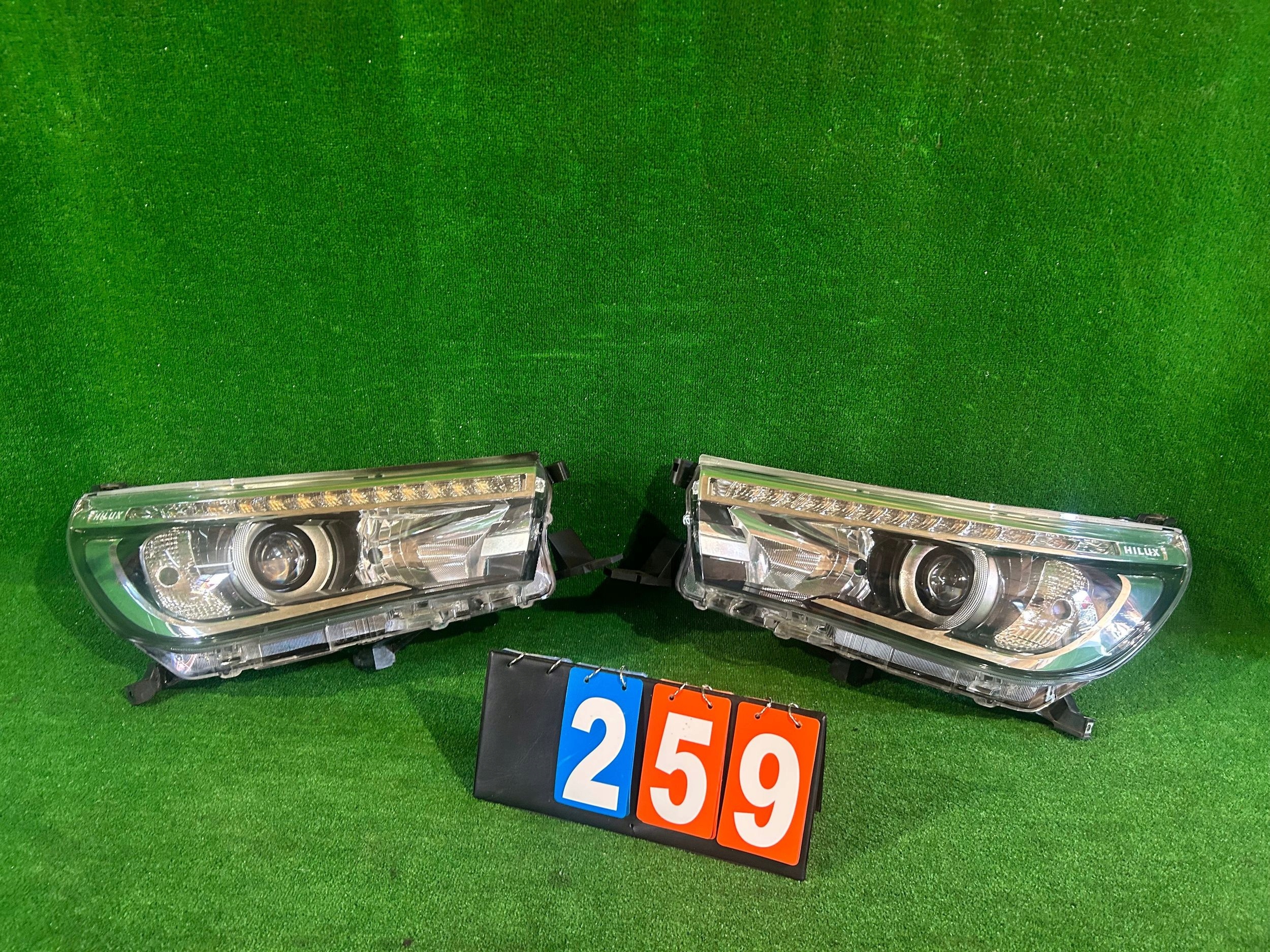 REFLEKTOR left right TOYOTA HILUX VIII FULL LEN NR.R259