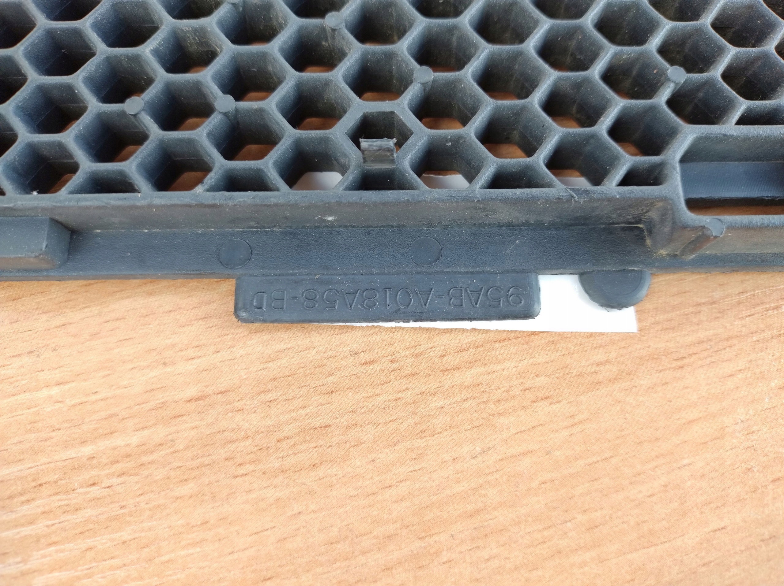 FORD ESCORT MK7 grid of a bumper front central 95AB-A018A58-BD K77/037