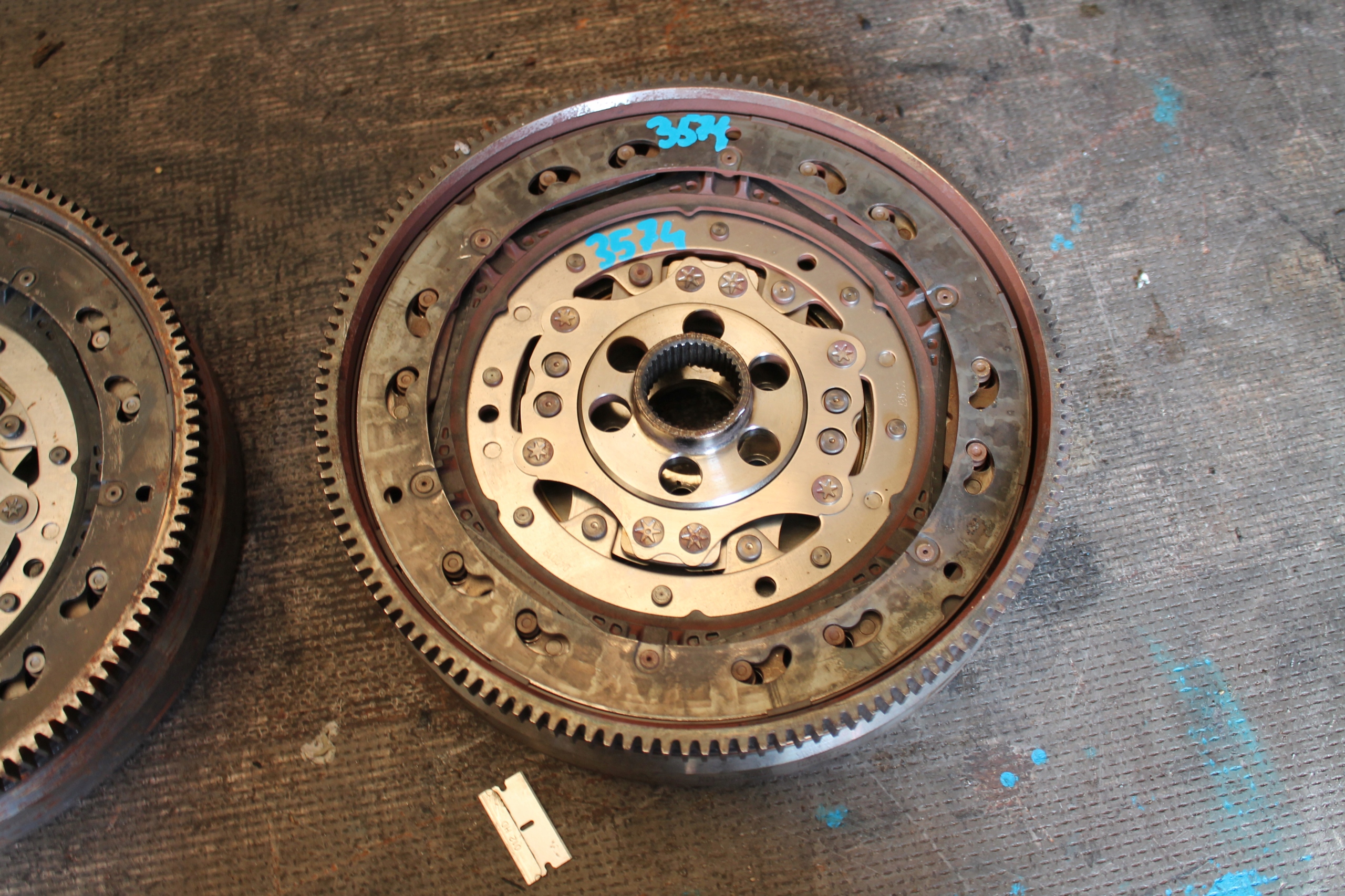 3574. wheel flywheel VW T6 04L105266AE