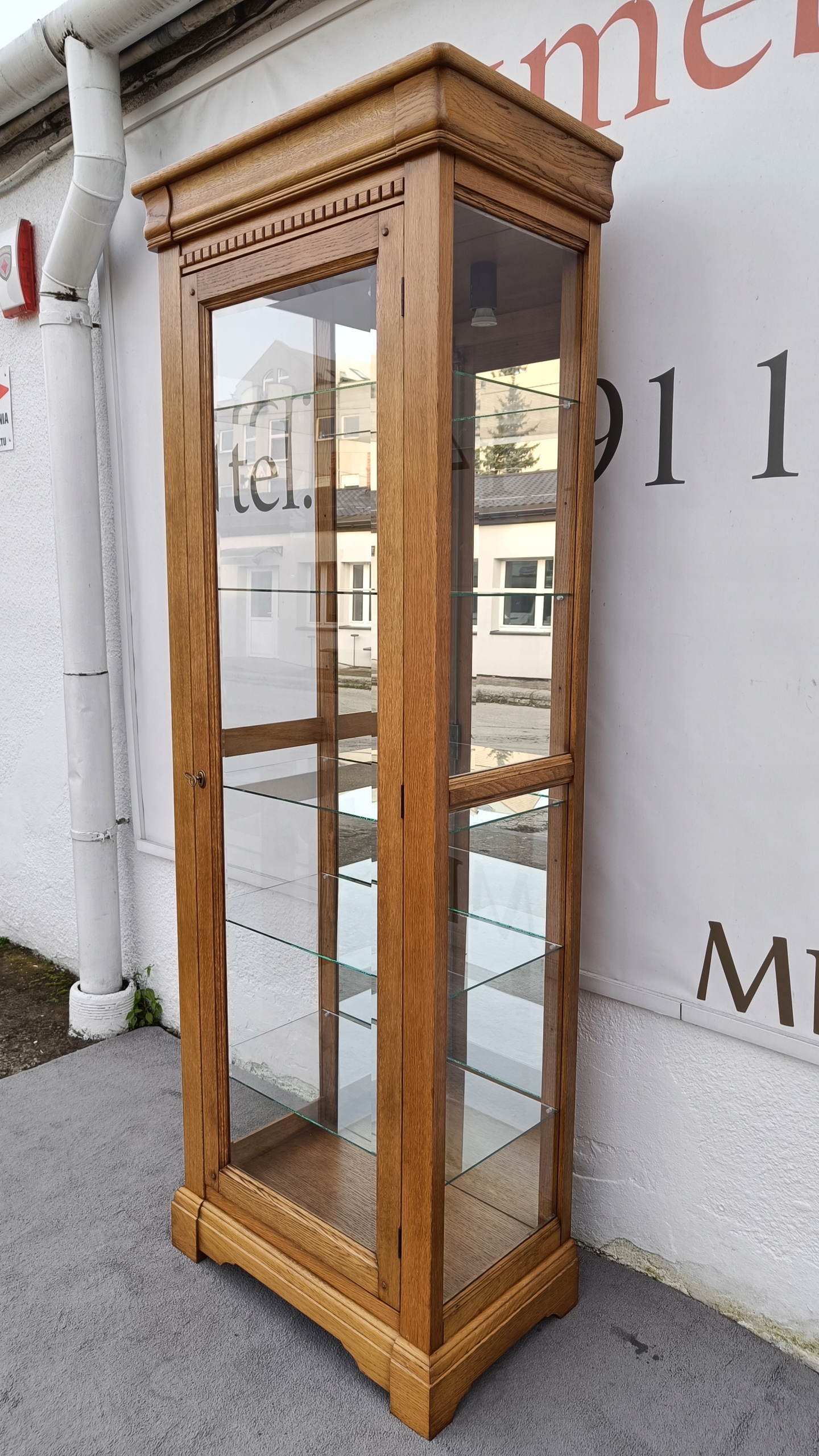 SERWANTKA W CAŁOŚCI PRZESZKLONA , Z LITEGO DREWNA DĘBOWEGO . STAN IDEALNY !